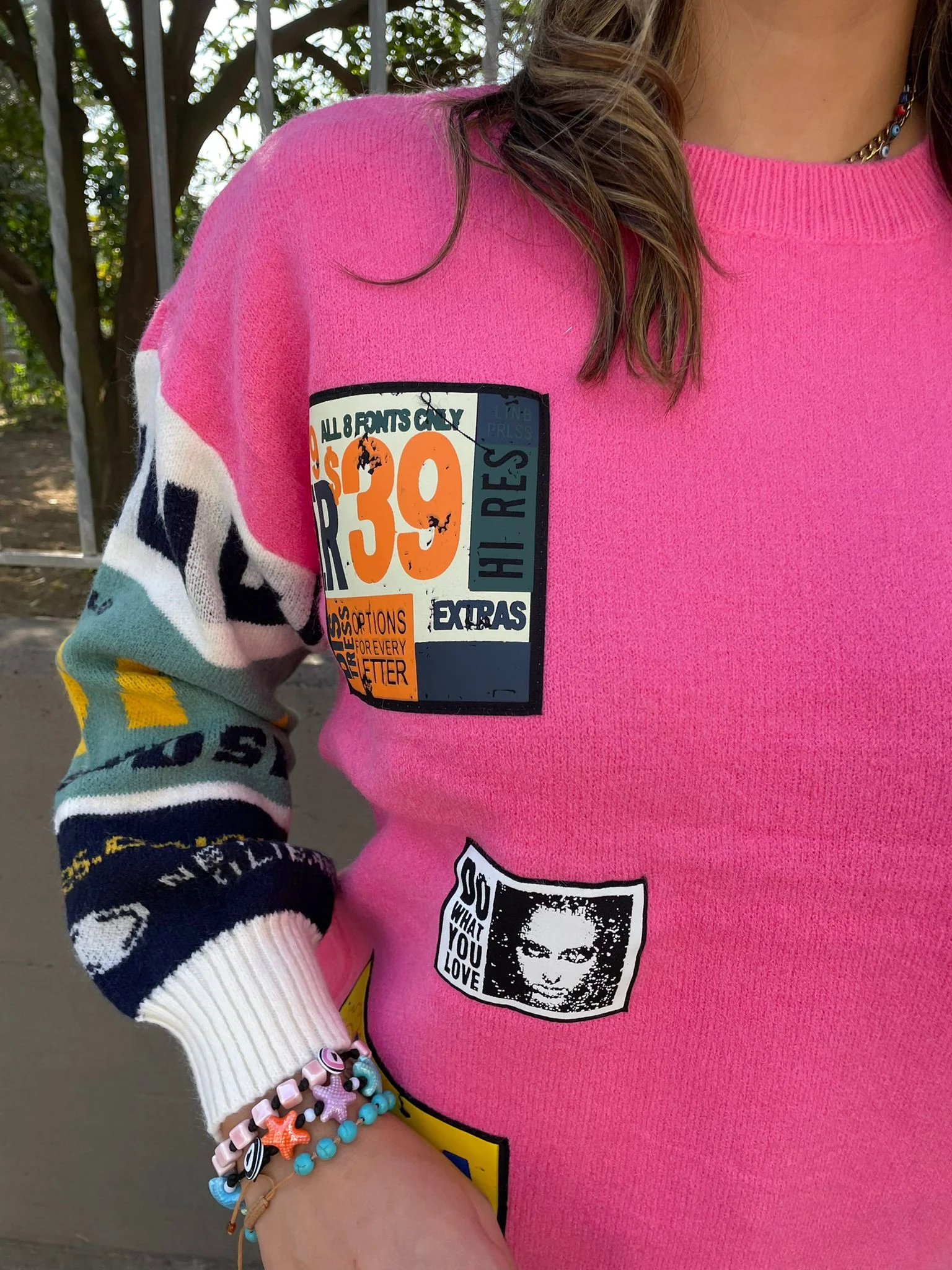 Maglione giro collo con stampe colorate - immagine 4