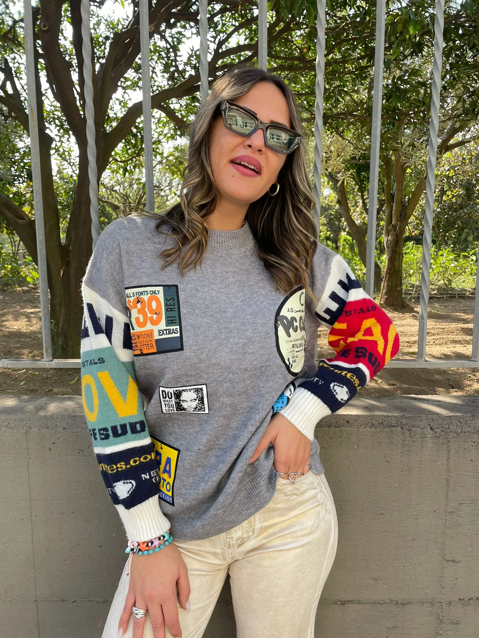 Maglione giro collo con stampe colorate - immagine 5