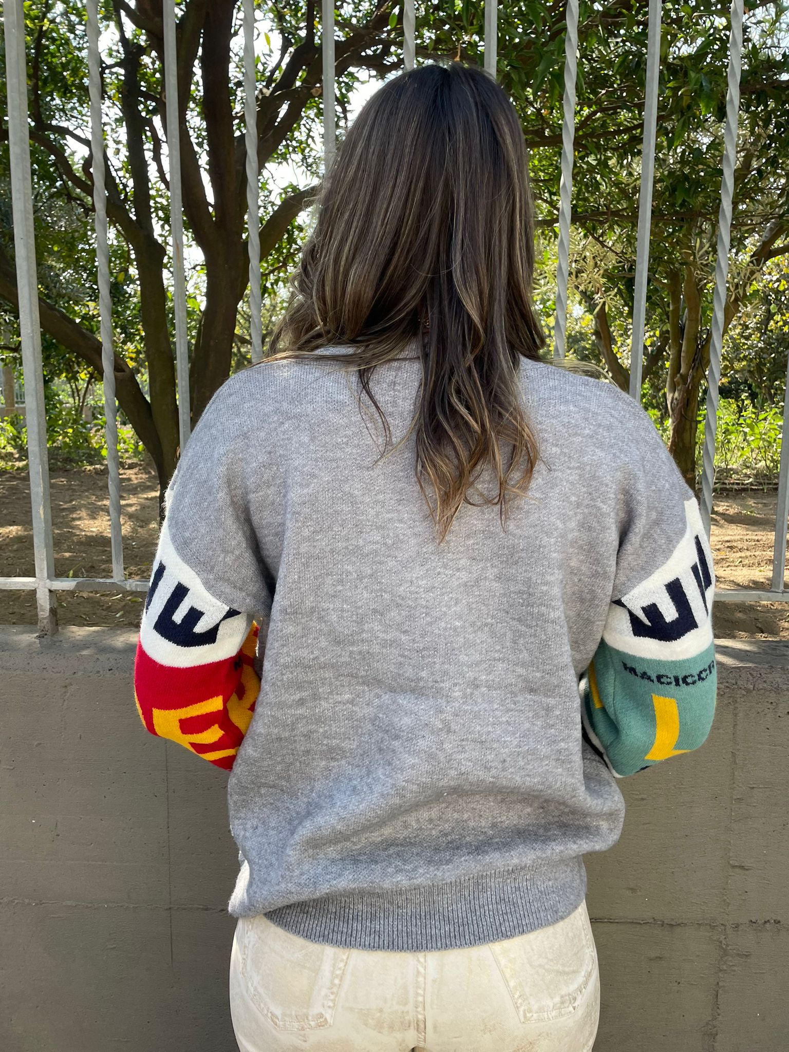 Maglione giro collo con stampe colorate - immagine 6