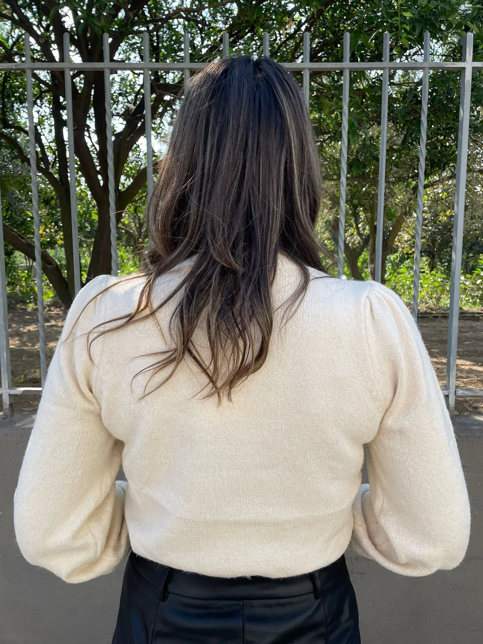 Maglia giro collo con perle e spalle a sbuffo - immagine 3