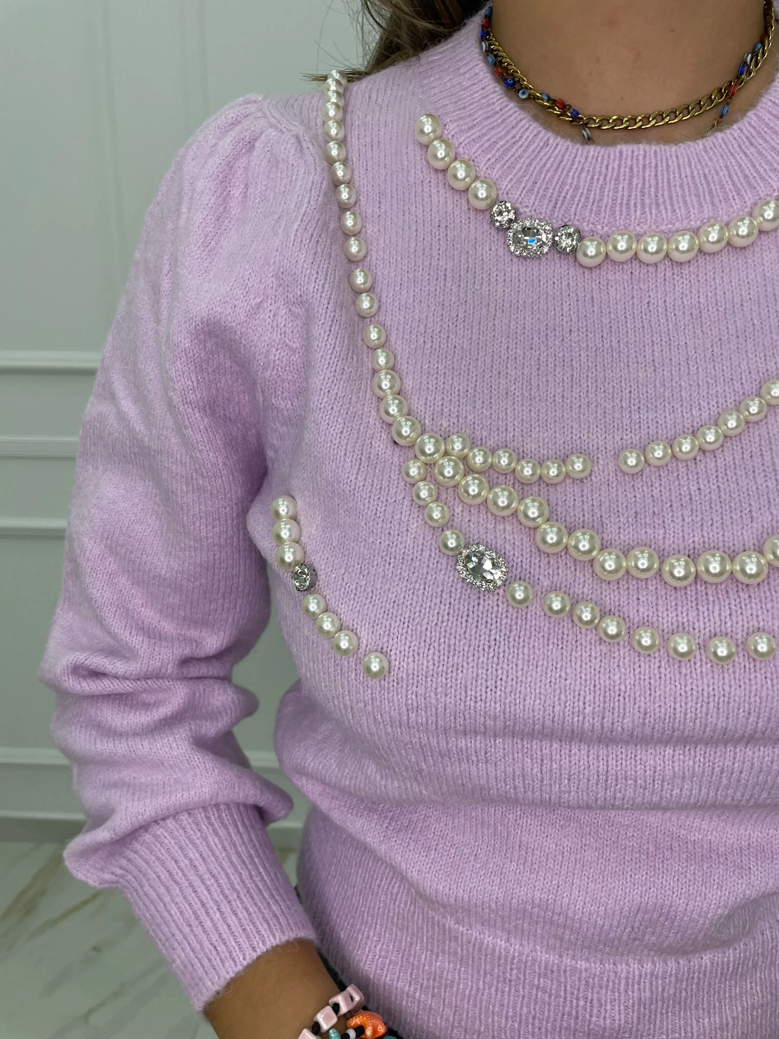 Maglia giro collo con perle e spalle a sbuffo - immagine 7