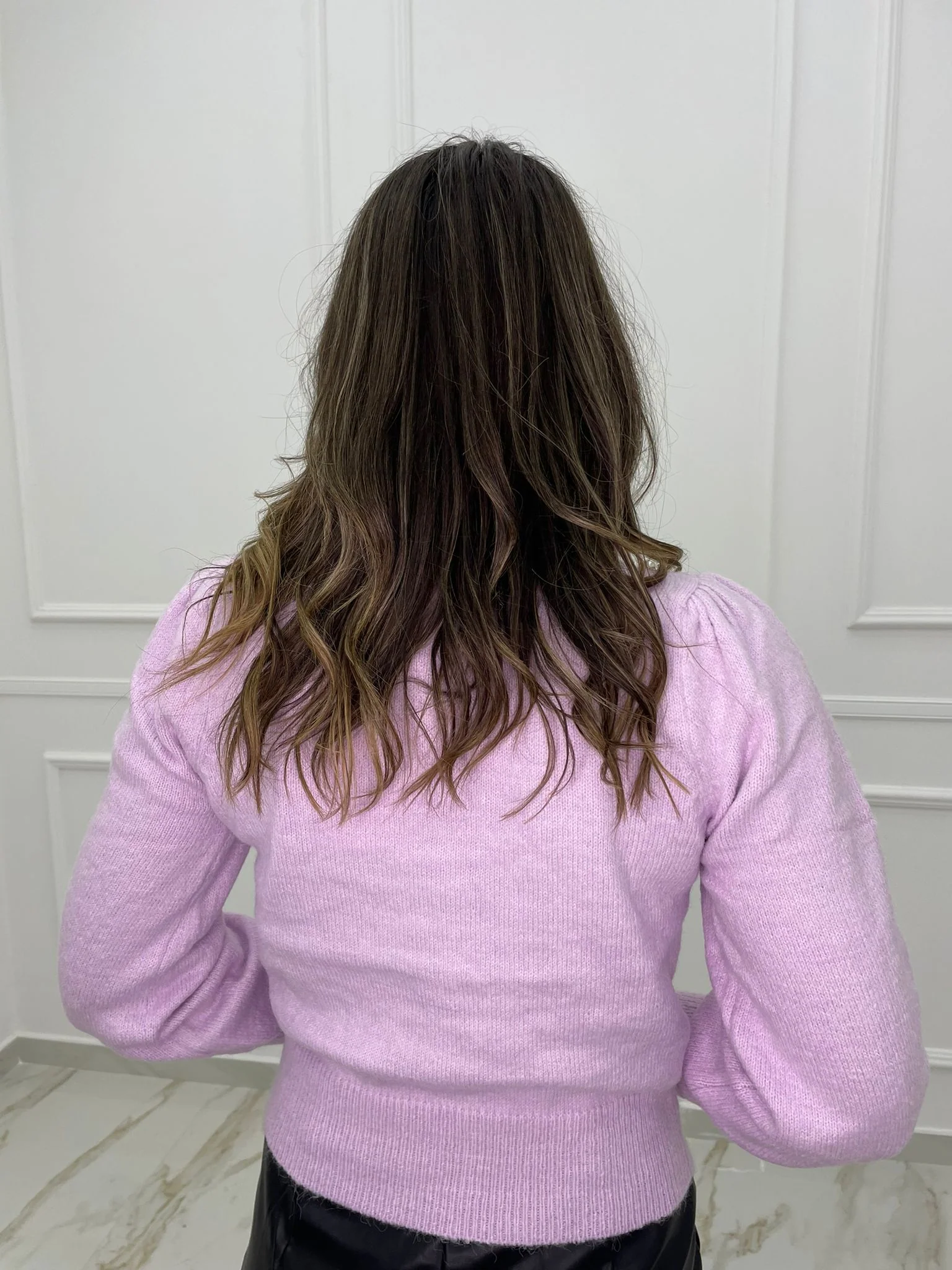 Maglia giro collo con perle e spalle a sbuffo - immagine 6