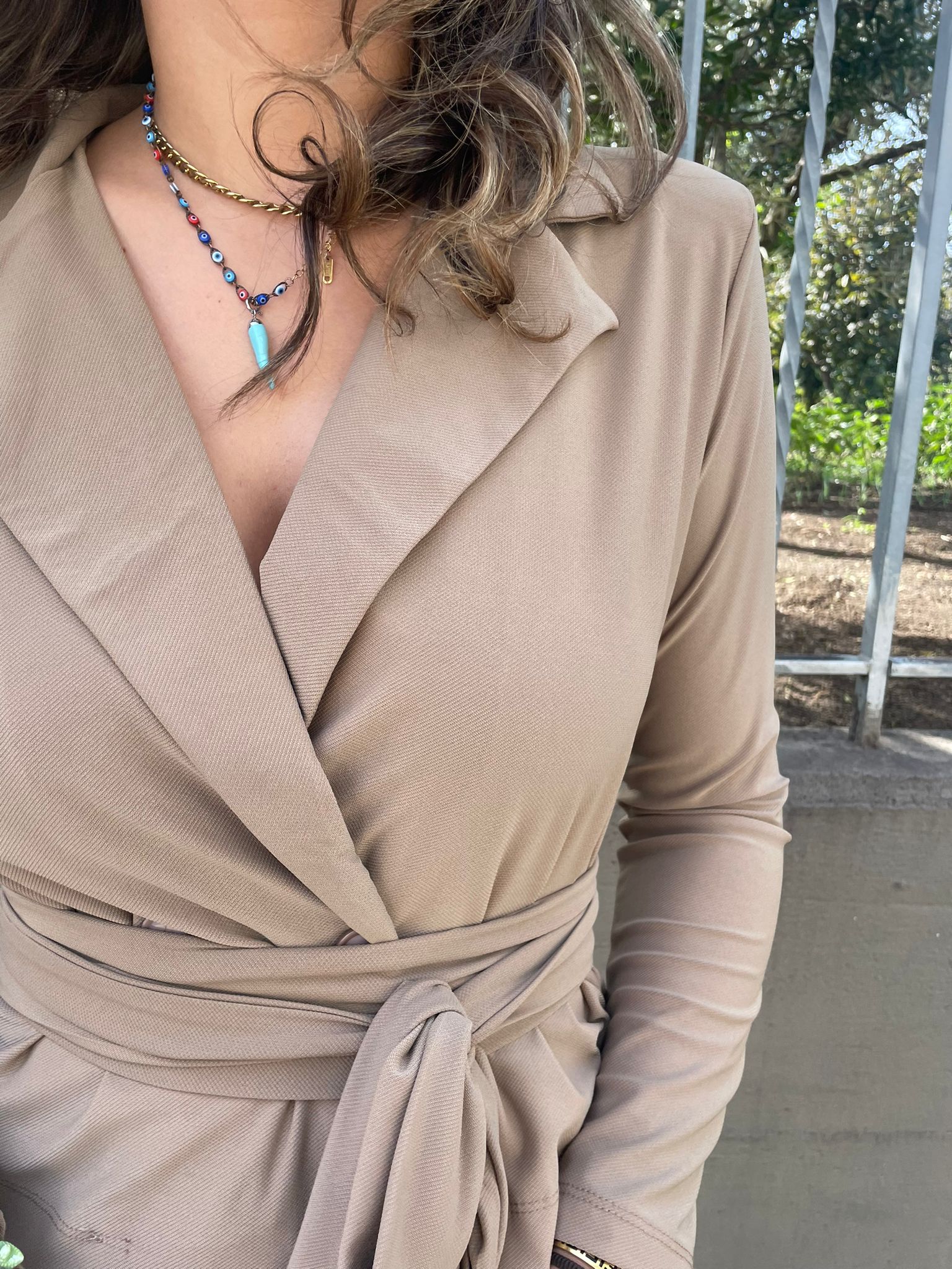 Tailleur con pantalone a zampa e giacca corta con cintura - immagine 7