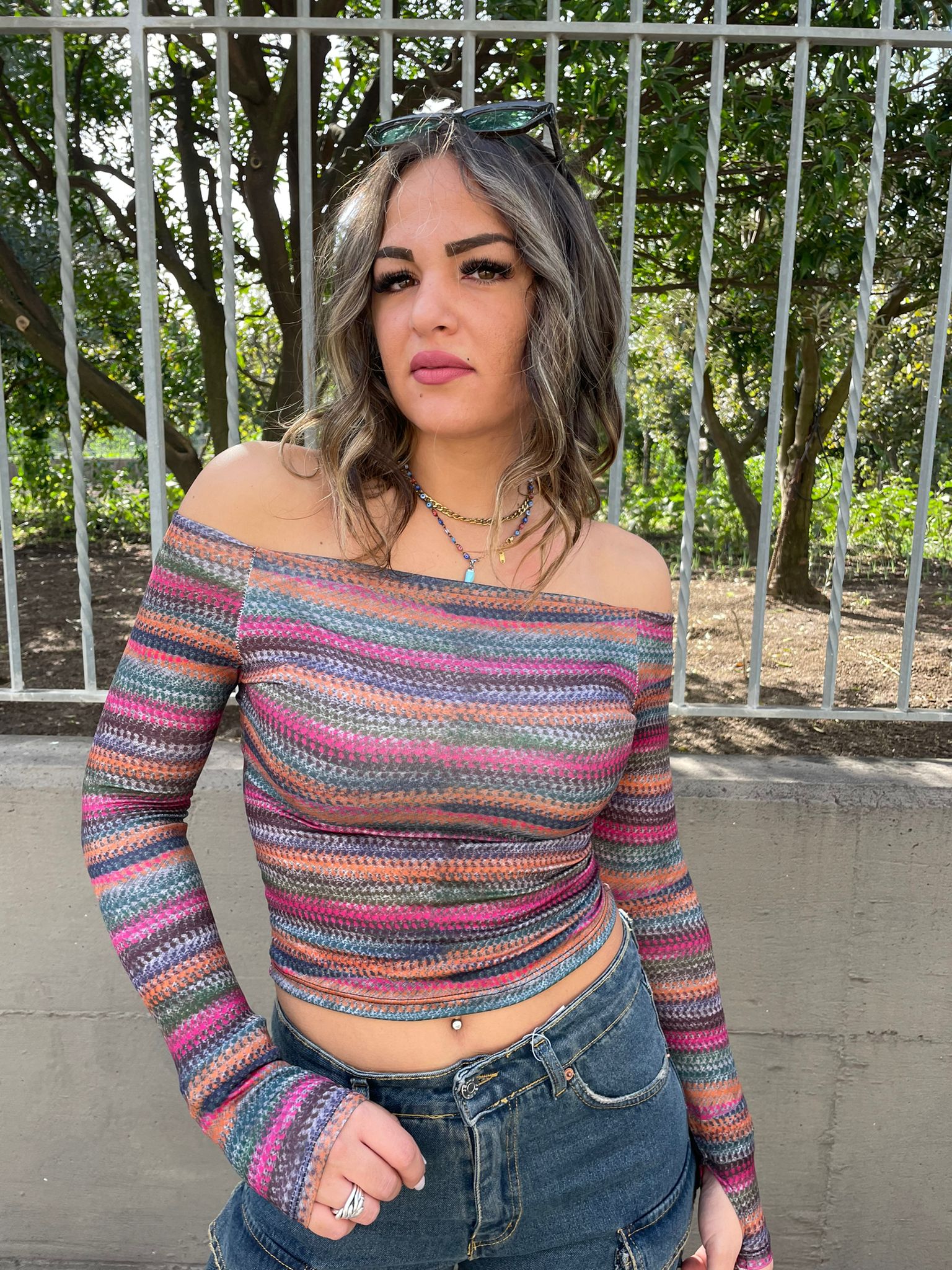 Maglia fantasia colorata con scollo a barca - immagine 3