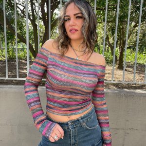 Maglia fantasia colorata con scollo a barca