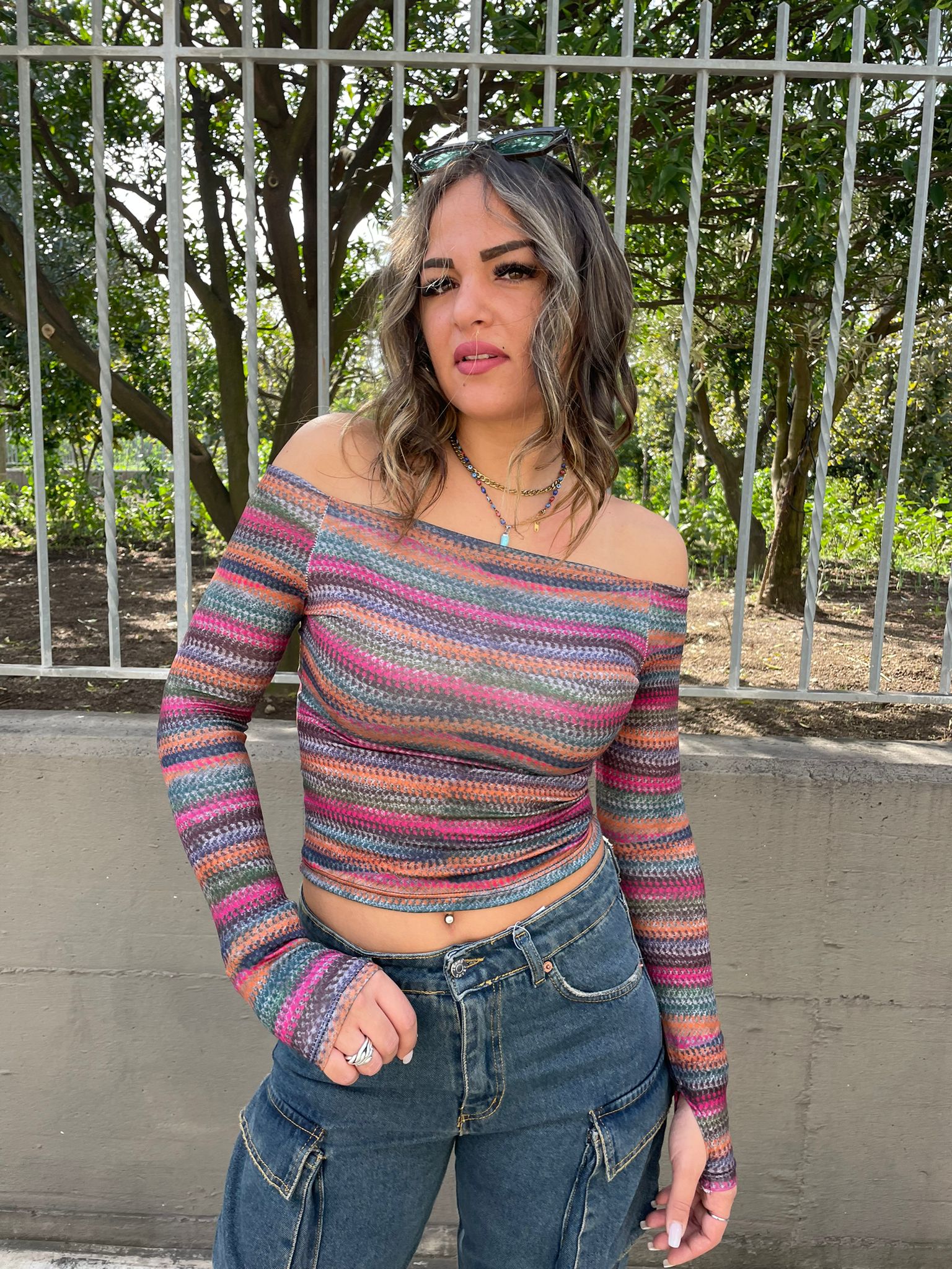 Maglia fantasia colorata con scollo a barca - immagine 2