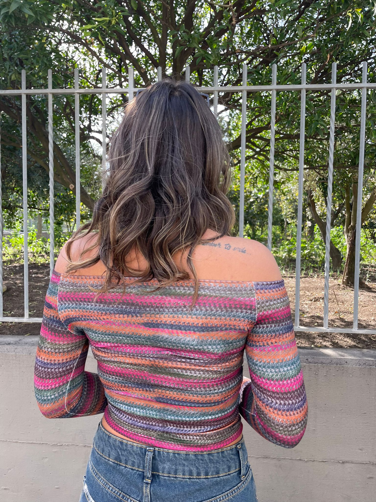 Maglia fantasia colorata con scollo a barca - immagine 4