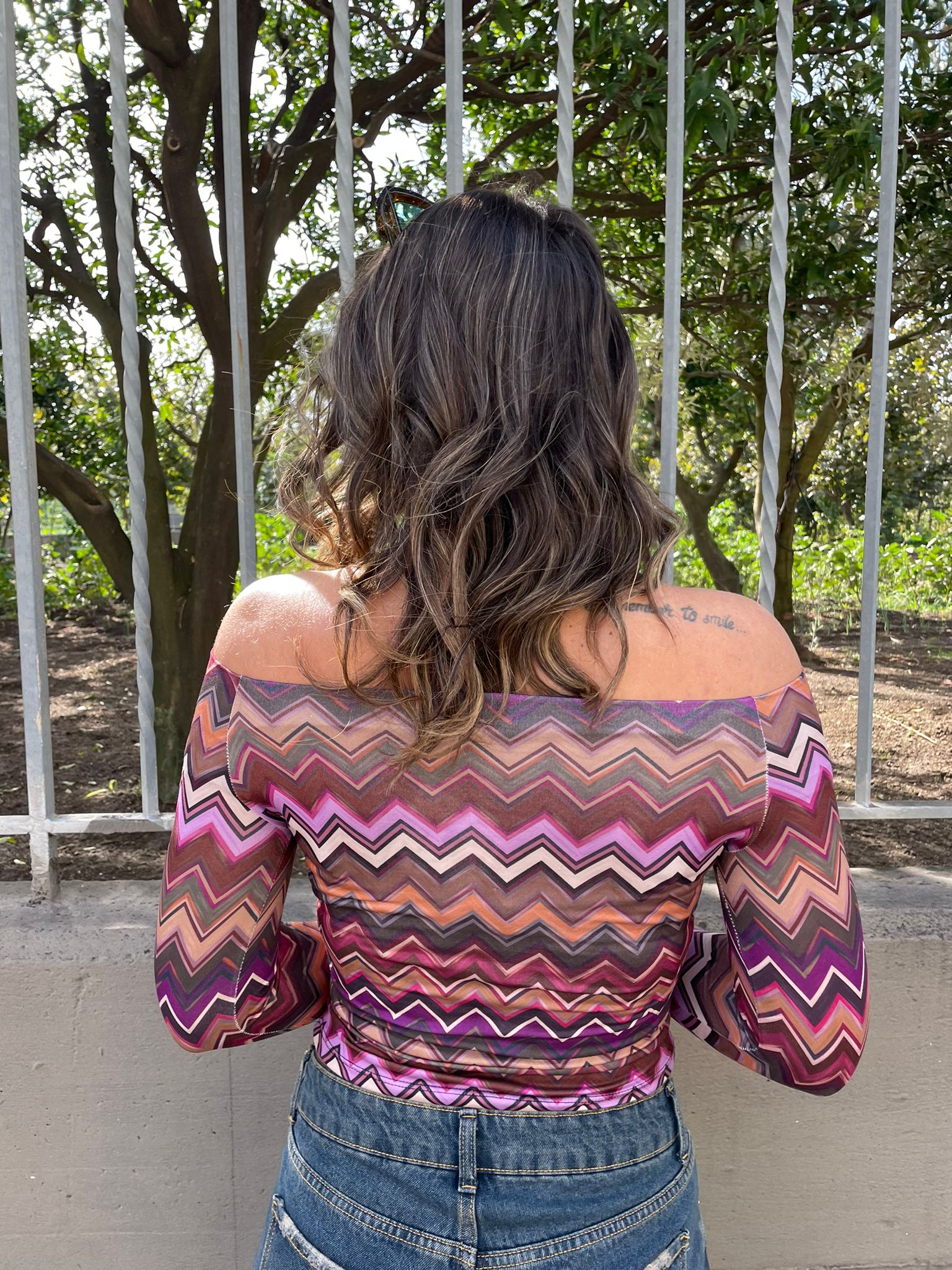 Maglia fantasia etnica scollo a barca - immagine 4