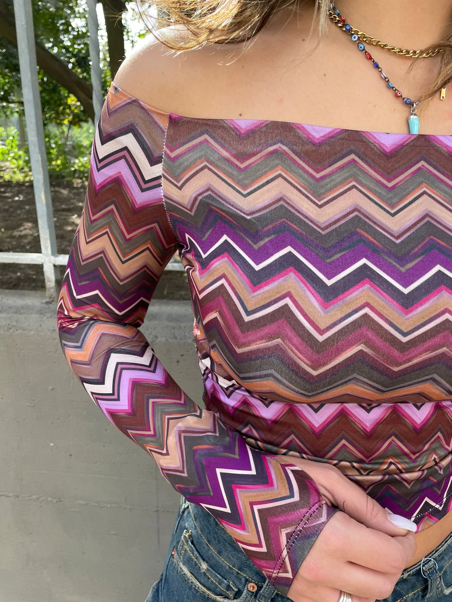 Maglia fantasia etnica scollo a barca - immagine 3