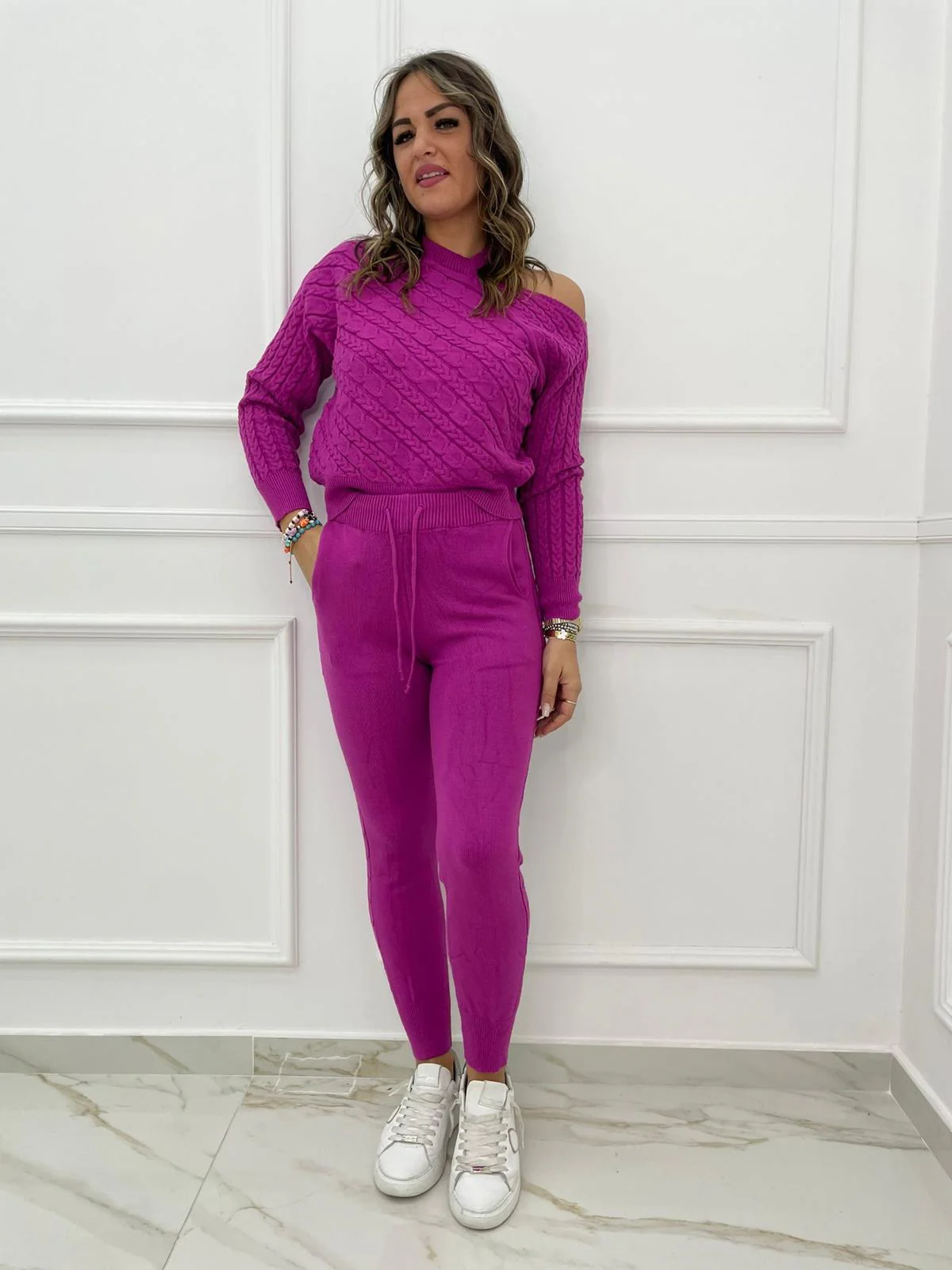 Coordinato 2 pezzi in simil lana con maglia aperta sulla spalla