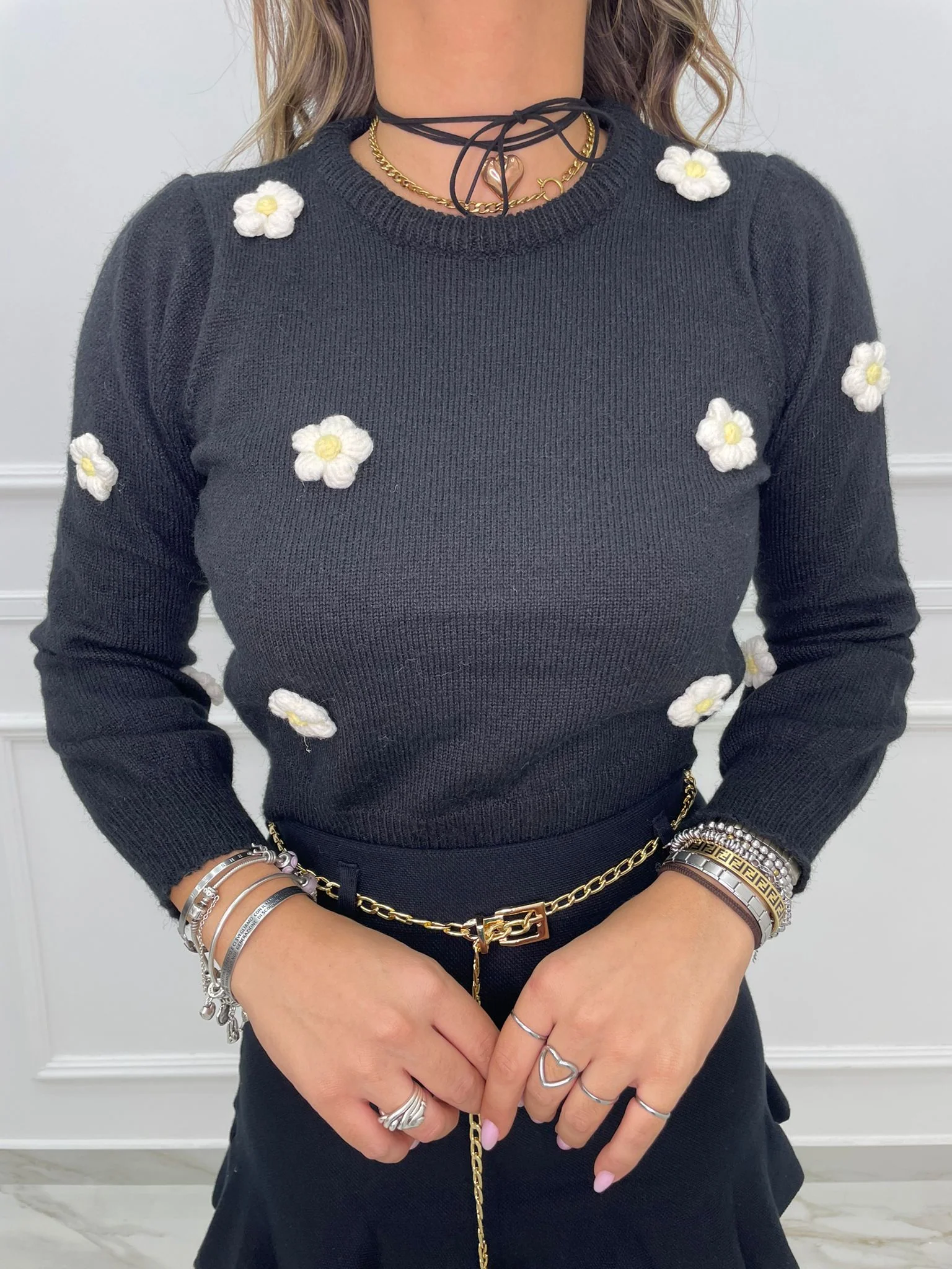 Maglioncino giro collo con margherite ricamate - immagine 5