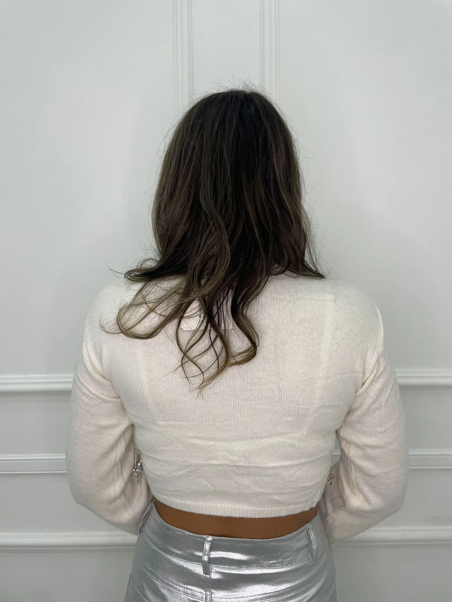 Maglione mezzo collo con cascata di paillettes - immagine 9