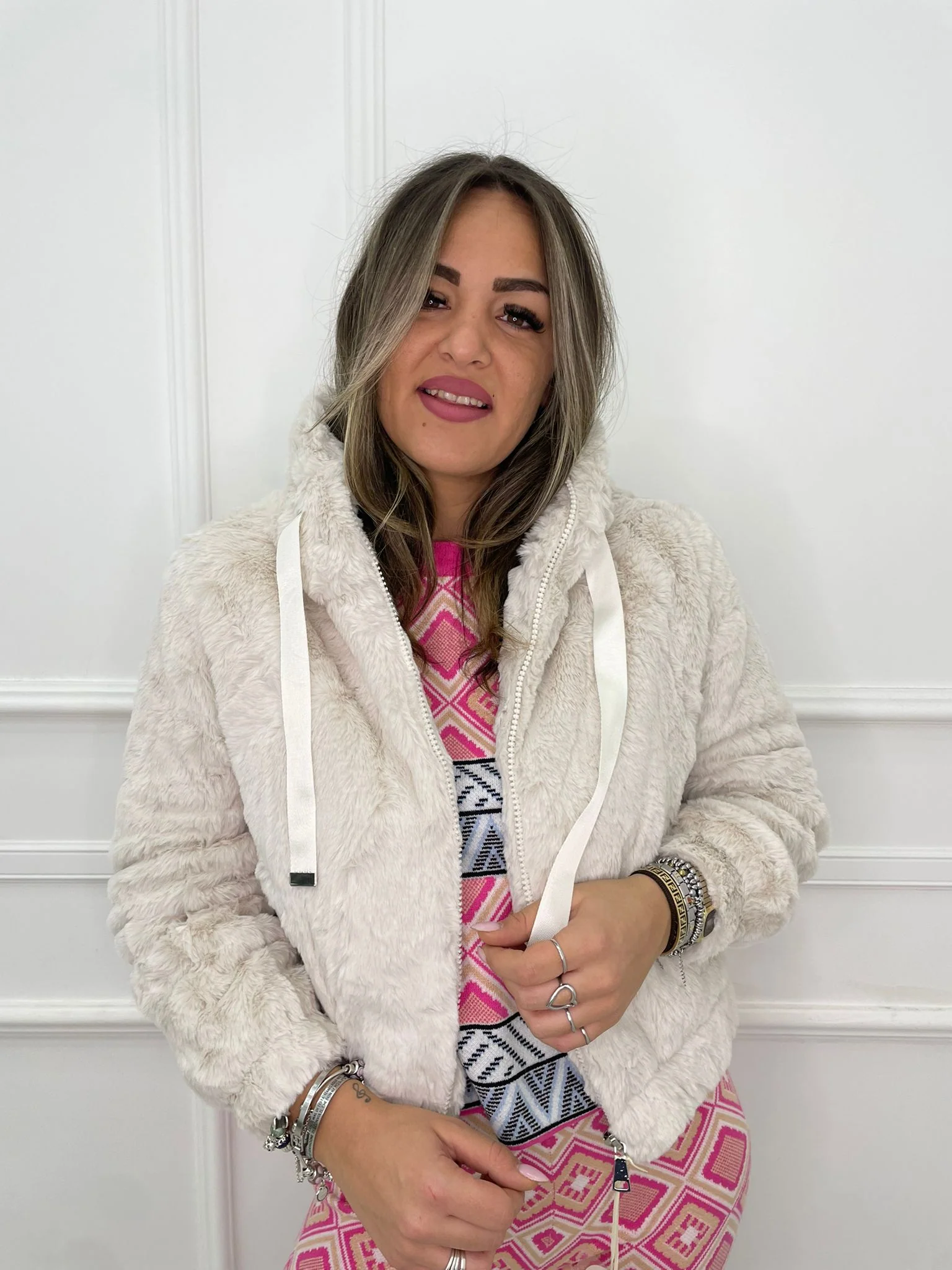 Pelliccia eco tinta unita con cappuccio e zip