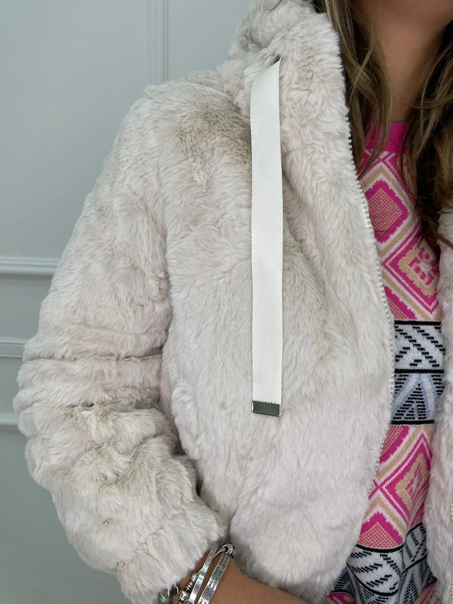 Pelliccia eco tinta unita con cappuccio e zip - immagine 3