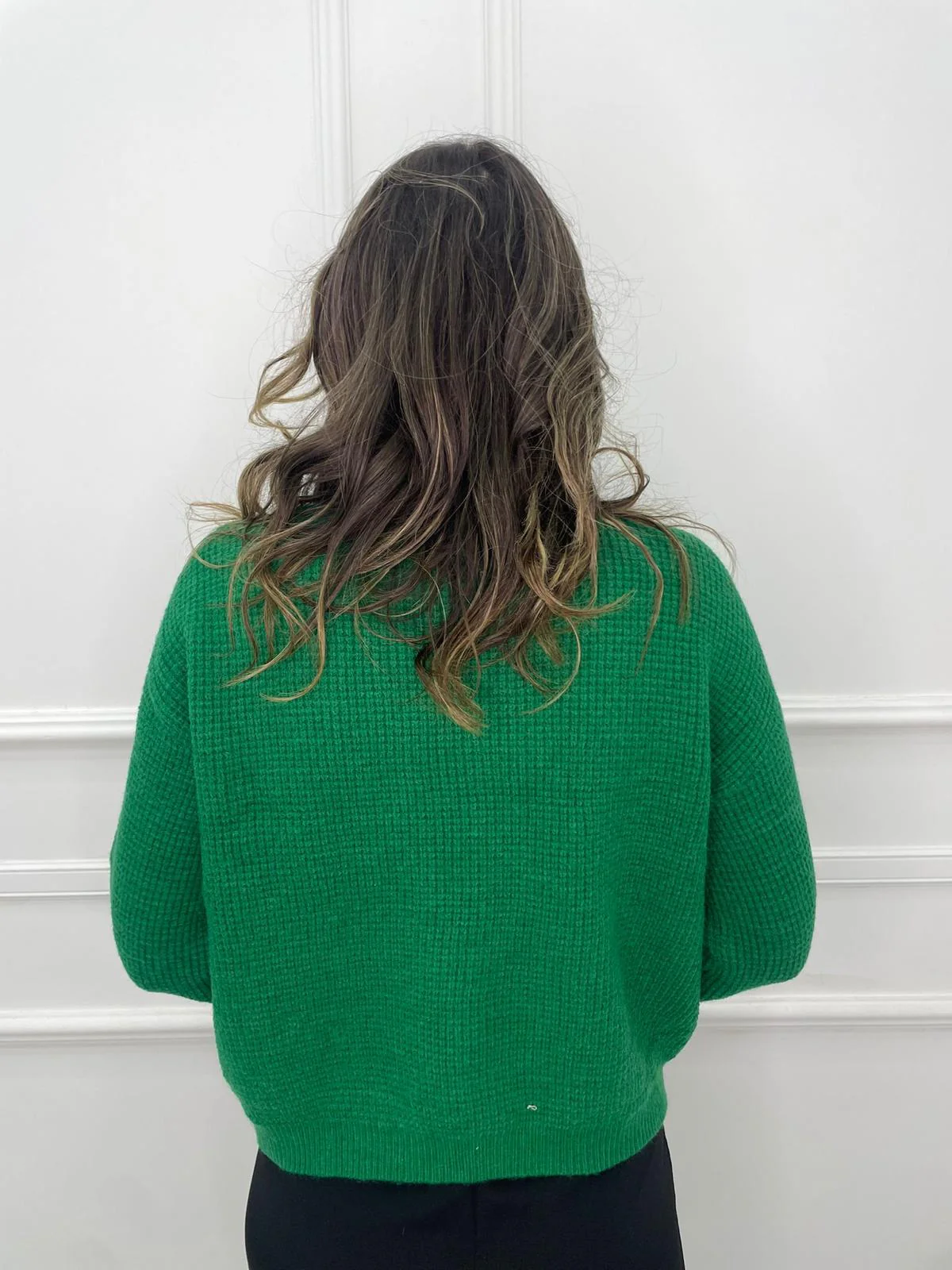 Maglione collo alto con bottoni perla alle maniche - immagine 7