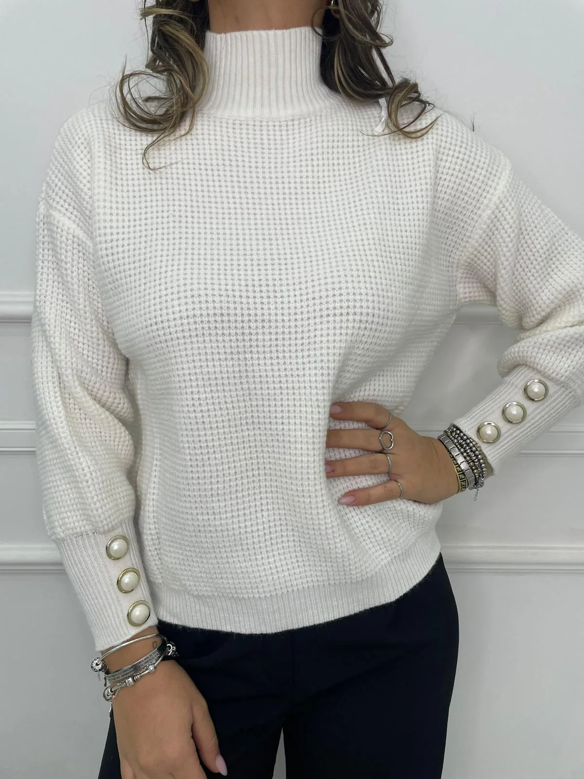 Maglione collo alto con bottoni perla alle maniche - immagine 8