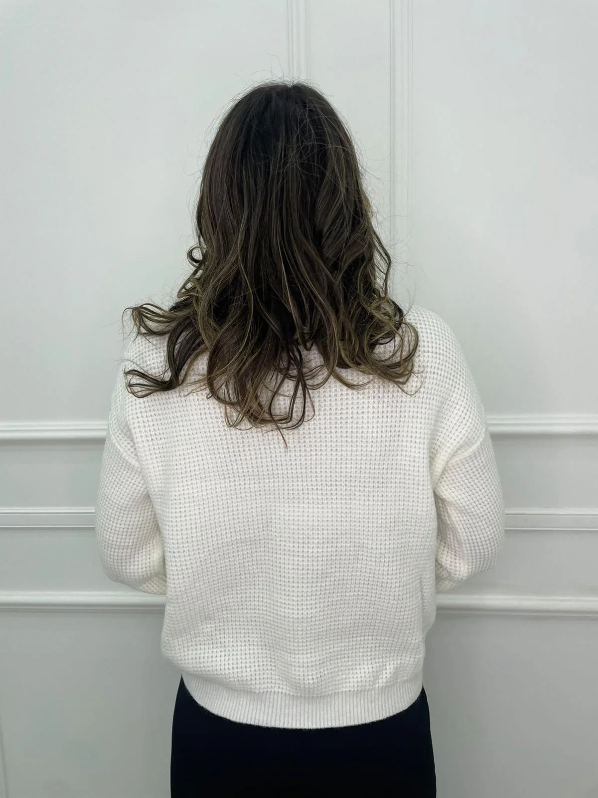 Maglione collo alto con bottoni perla alle maniche - immagine 9