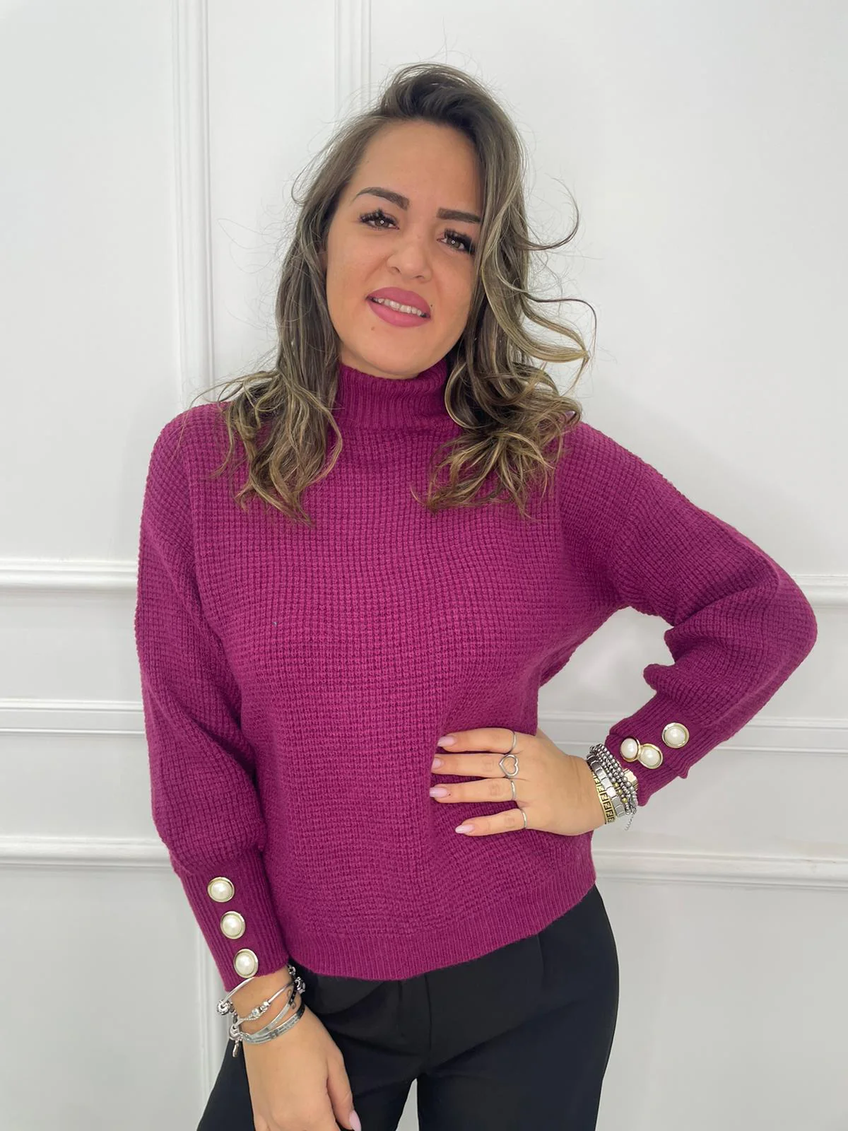 Maglione collo alto con bottoni perla alle maniche