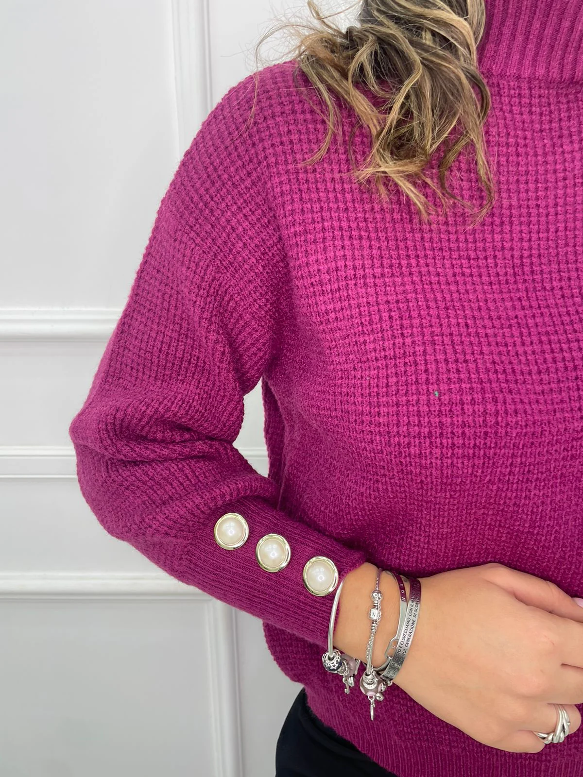 Maglione collo alto con bottoni perla alle maniche - immagine 3