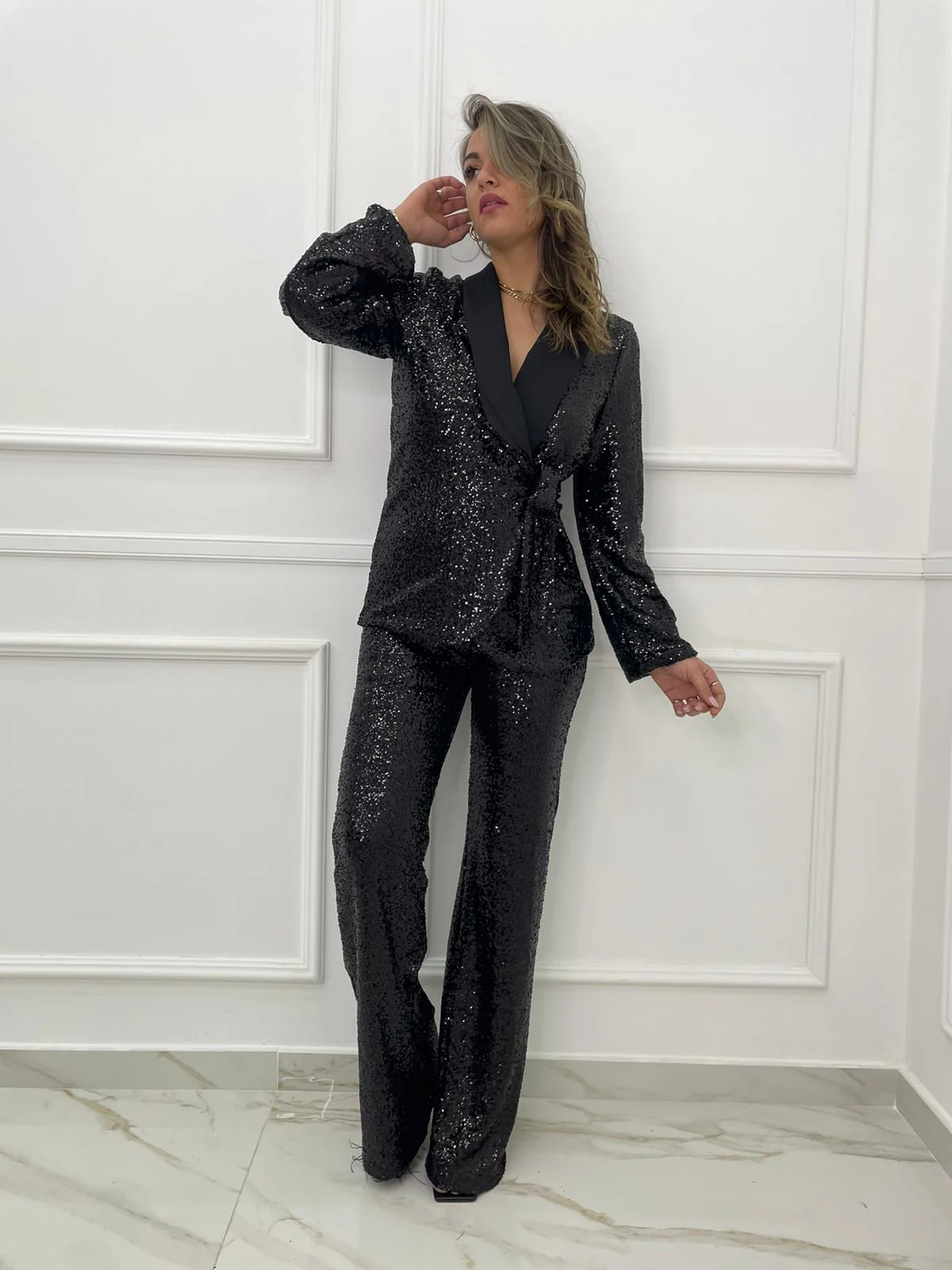 Tailleur in paillettes con pantalone a zampa - immagine 2