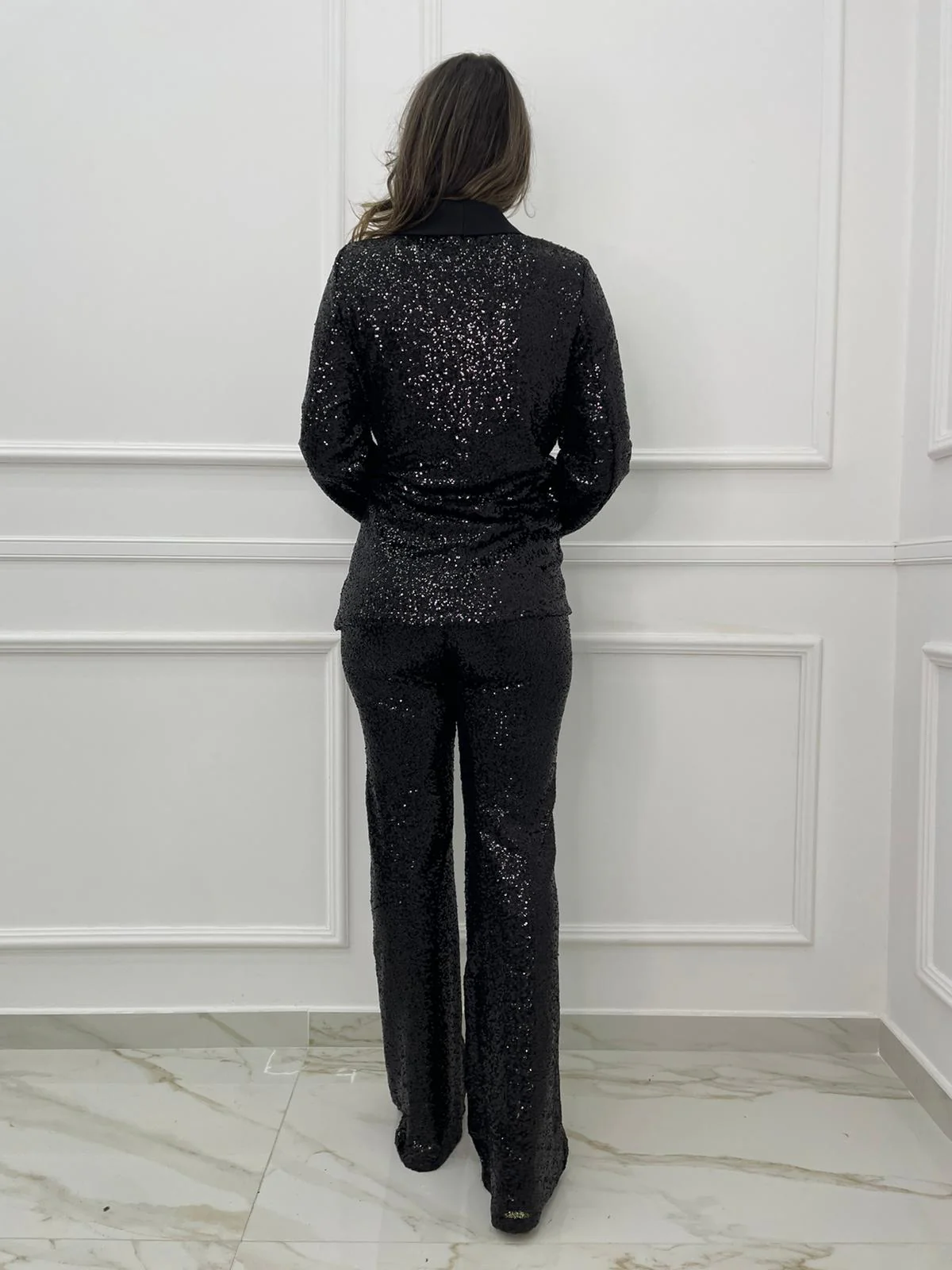 Tailleur in paillettes con pantalone a zampa - immagine 4