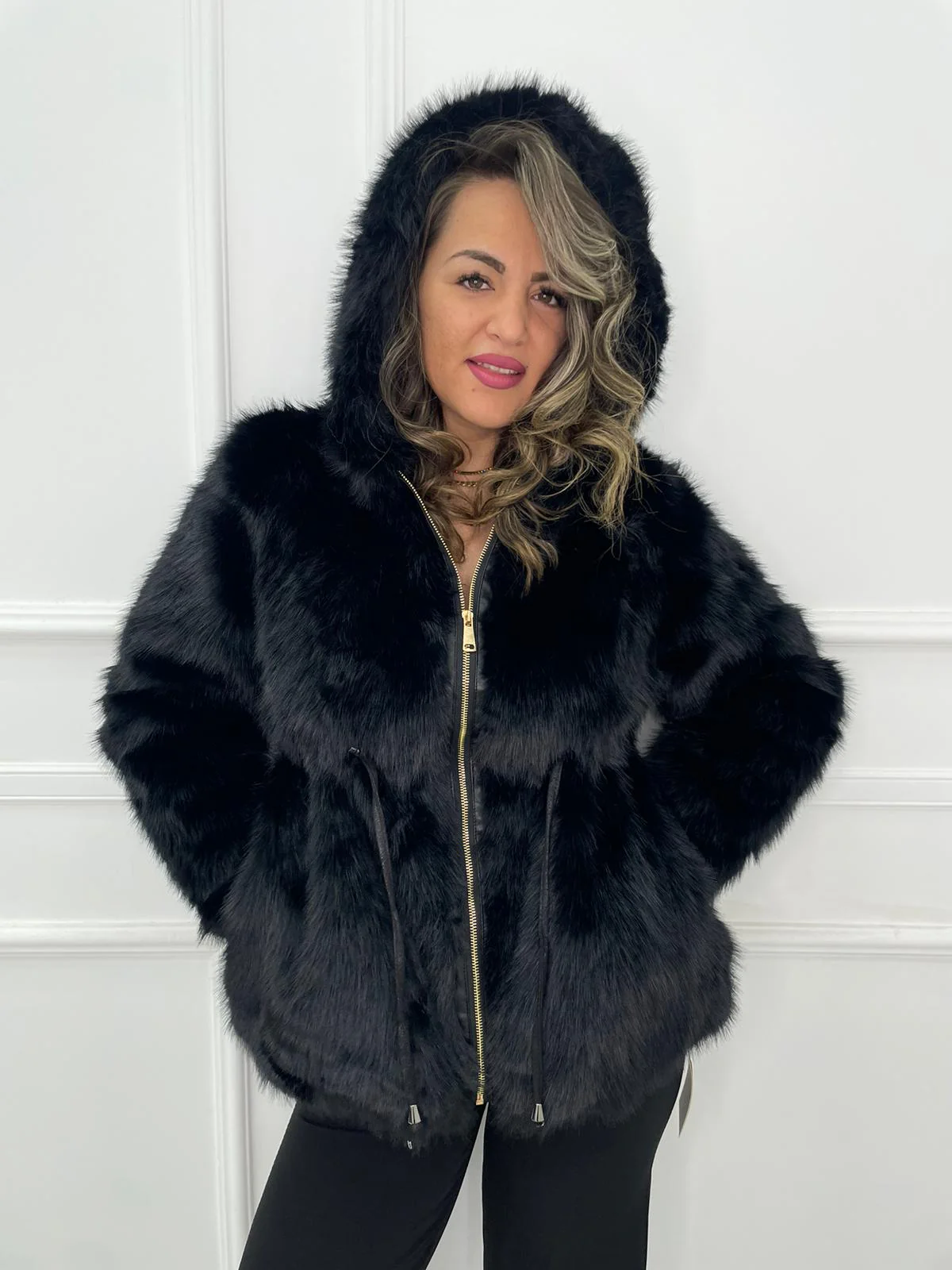 Pelliccia eco tinta unita con laccetti in vita regolabili - immagine 5