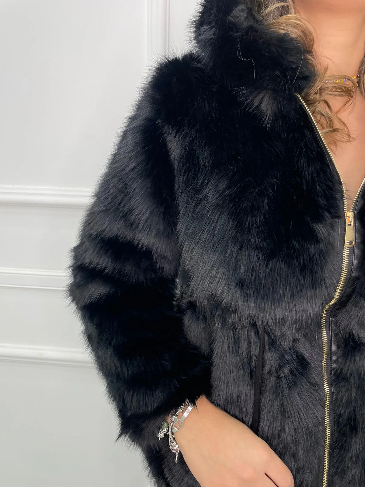 Pelliccia eco tinta unita con laccetti in vita regolabili - immagine 7