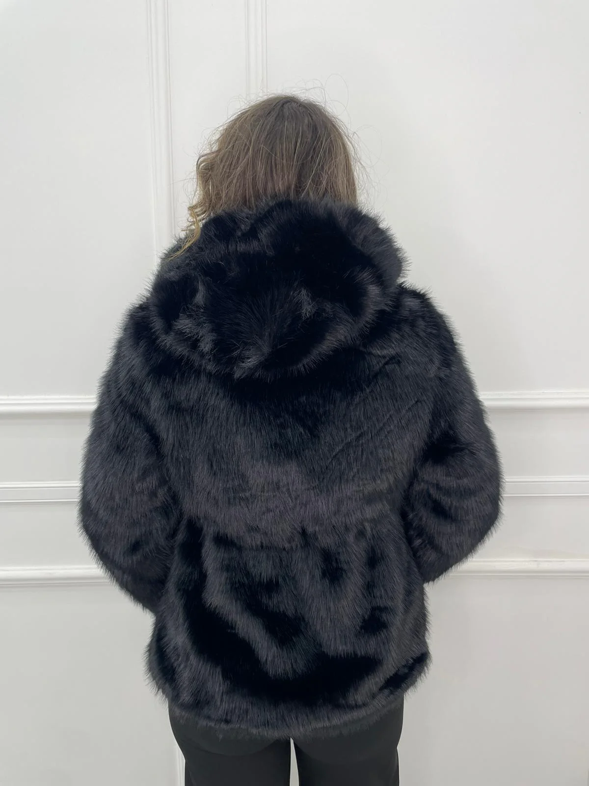 Pelliccia eco tinta unita con laccetti in vita regolabili - immagine 6