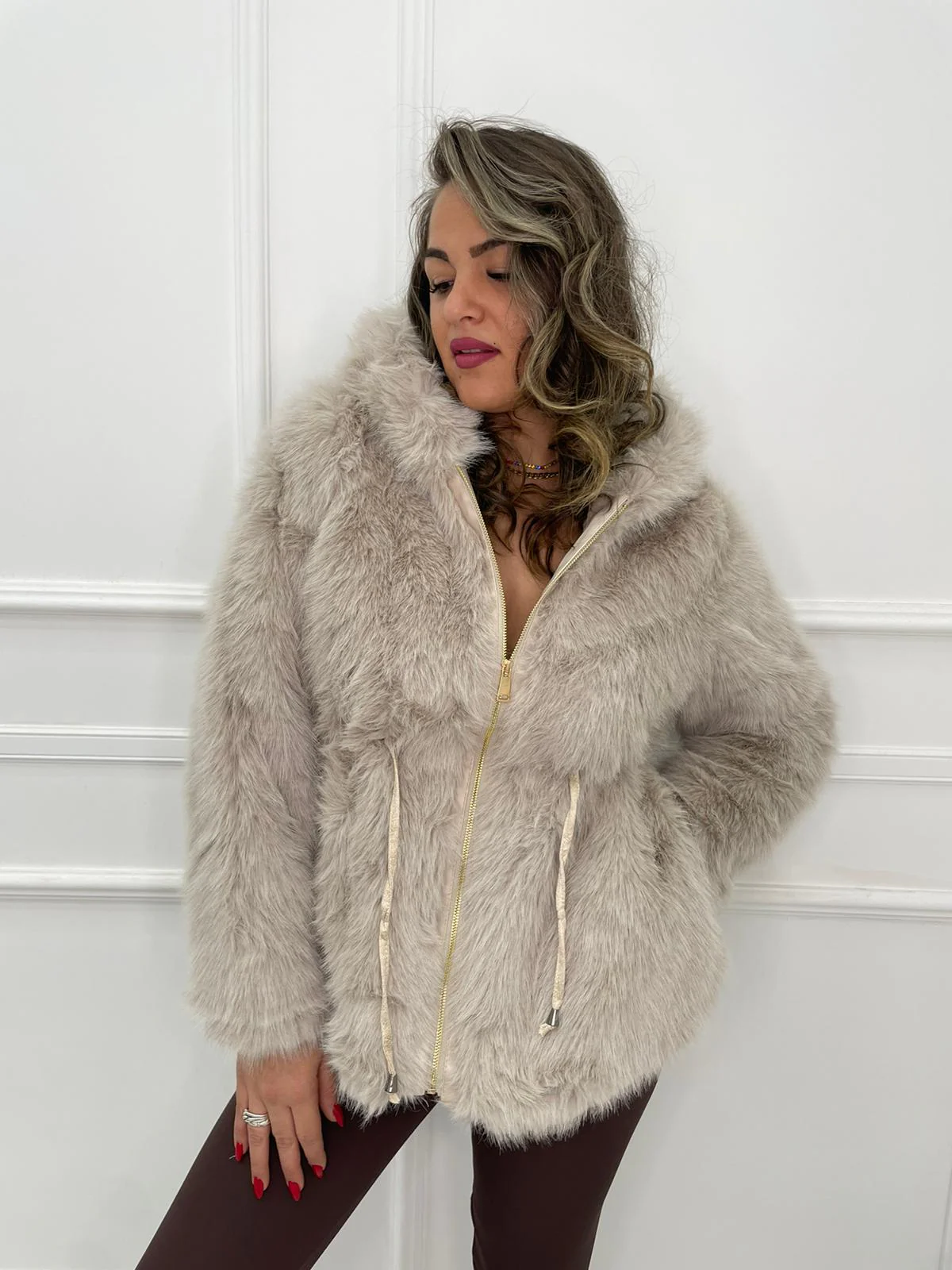 Pelliccia eco tinta unita con laccetti in vita regolabili - immagine 8