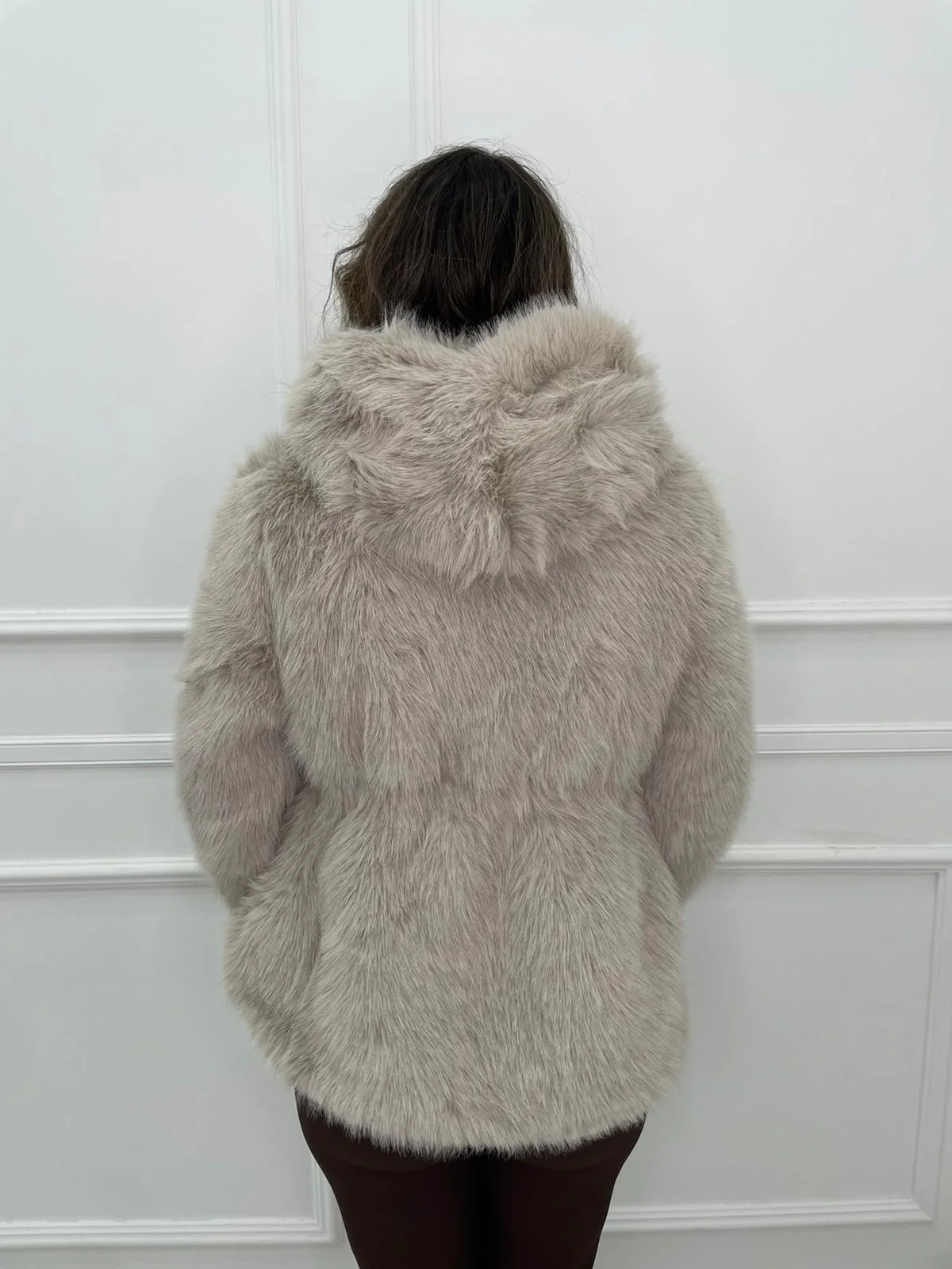 Pelliccia eco tinta unita con laccetti in vita regolabili - immagine 9