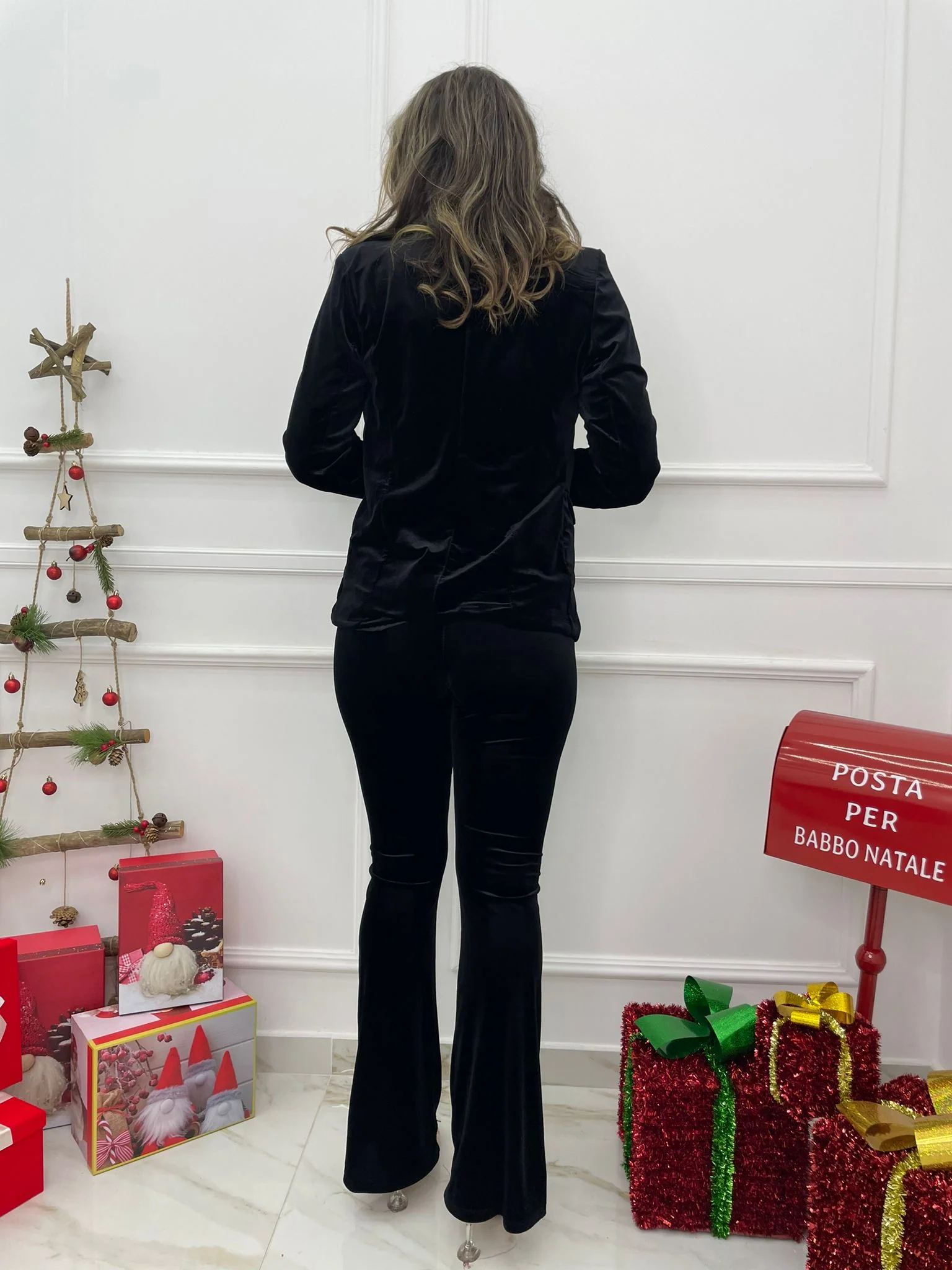 Tailleur in velluto con dettagli in swarovski e pantalone a zampa - immagine 4