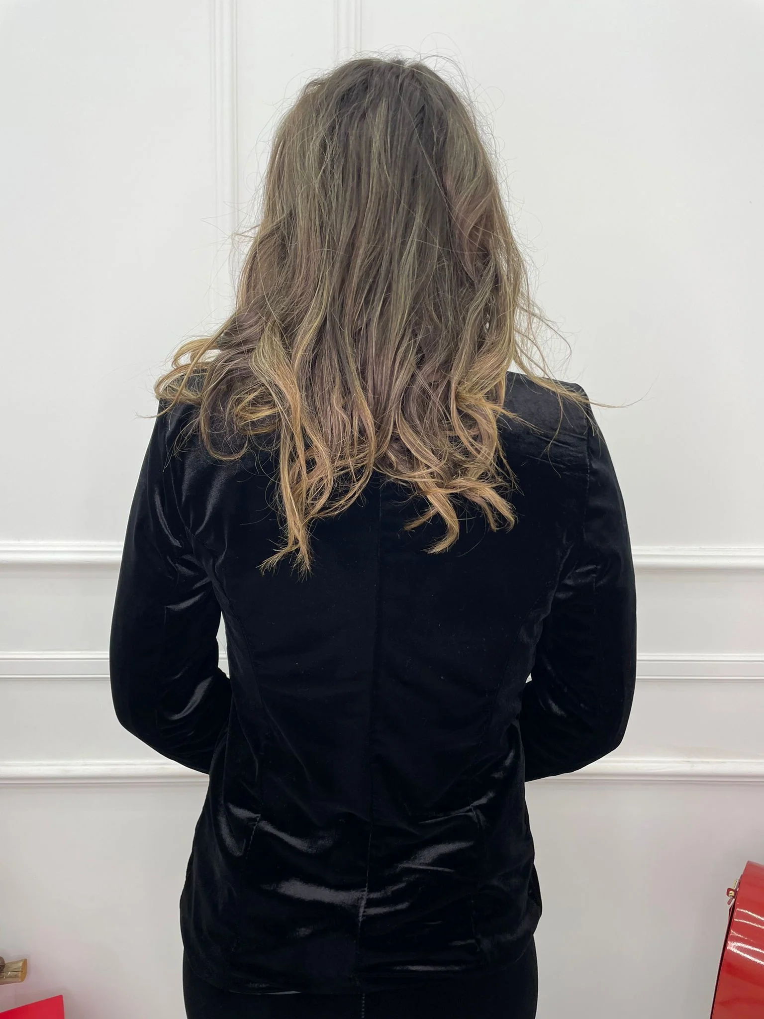 Tailleur in velluto con dettagli in swarovski e pantalone a zampa - immagine 7