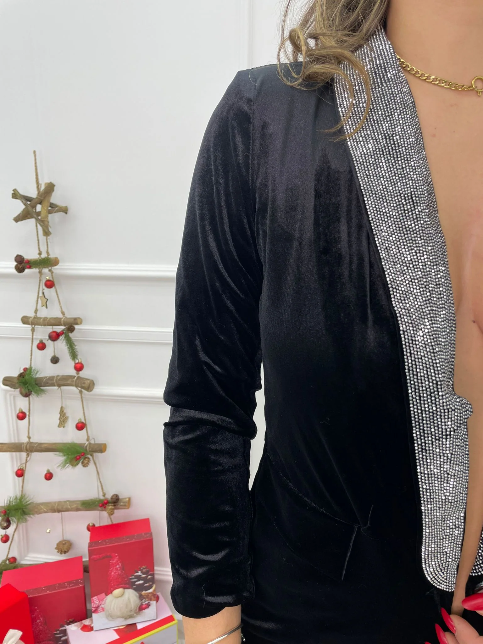 Tailleur in velluto con dettagli in swarovski e pantalone a zampa - immagine 8