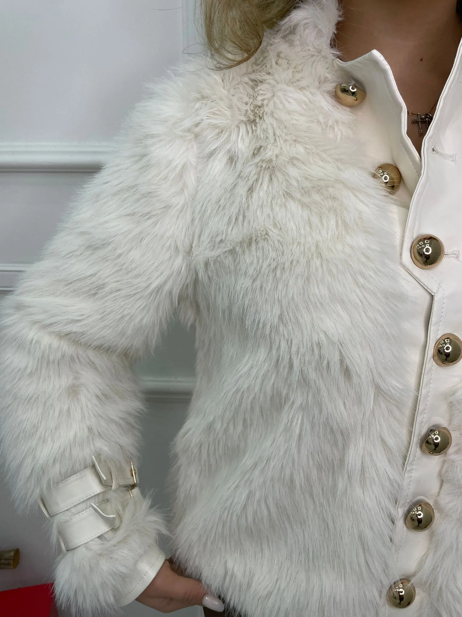 Pelliccia eco con bottoni grandi oro - immagine 8