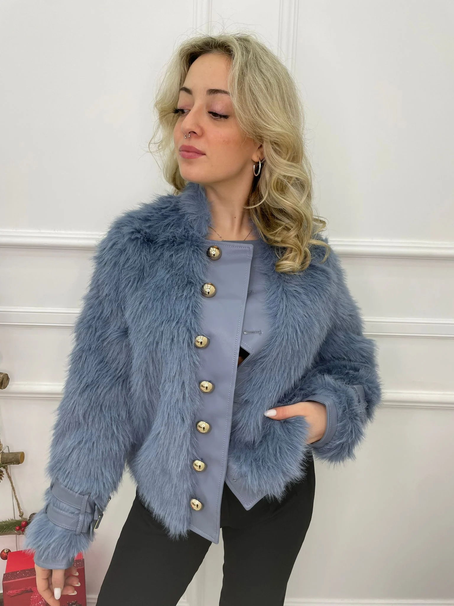 Pelliccia eco con bottoni grandi oro