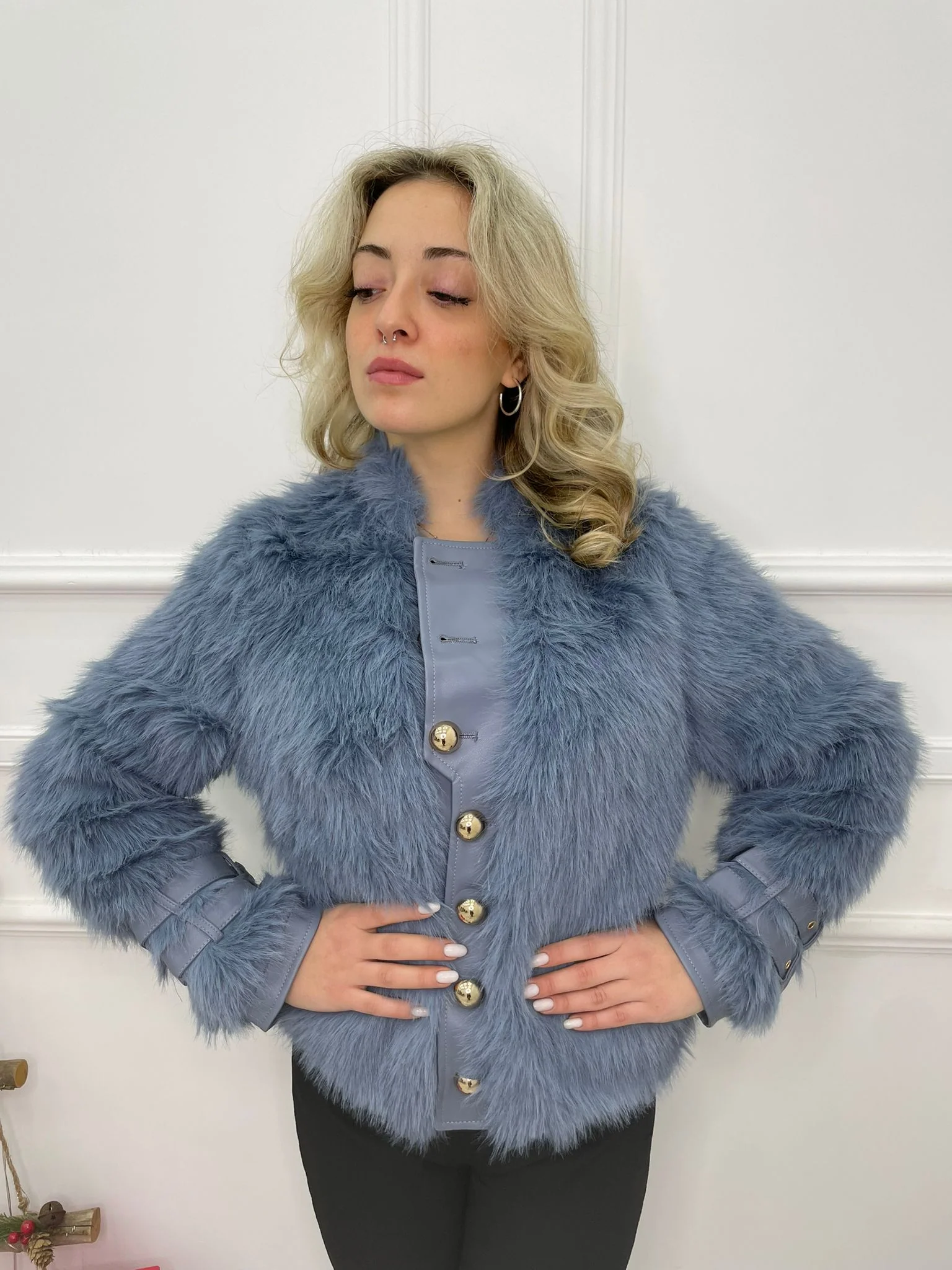 Pelliccia eco con bottoni grandi oro - immagine 3