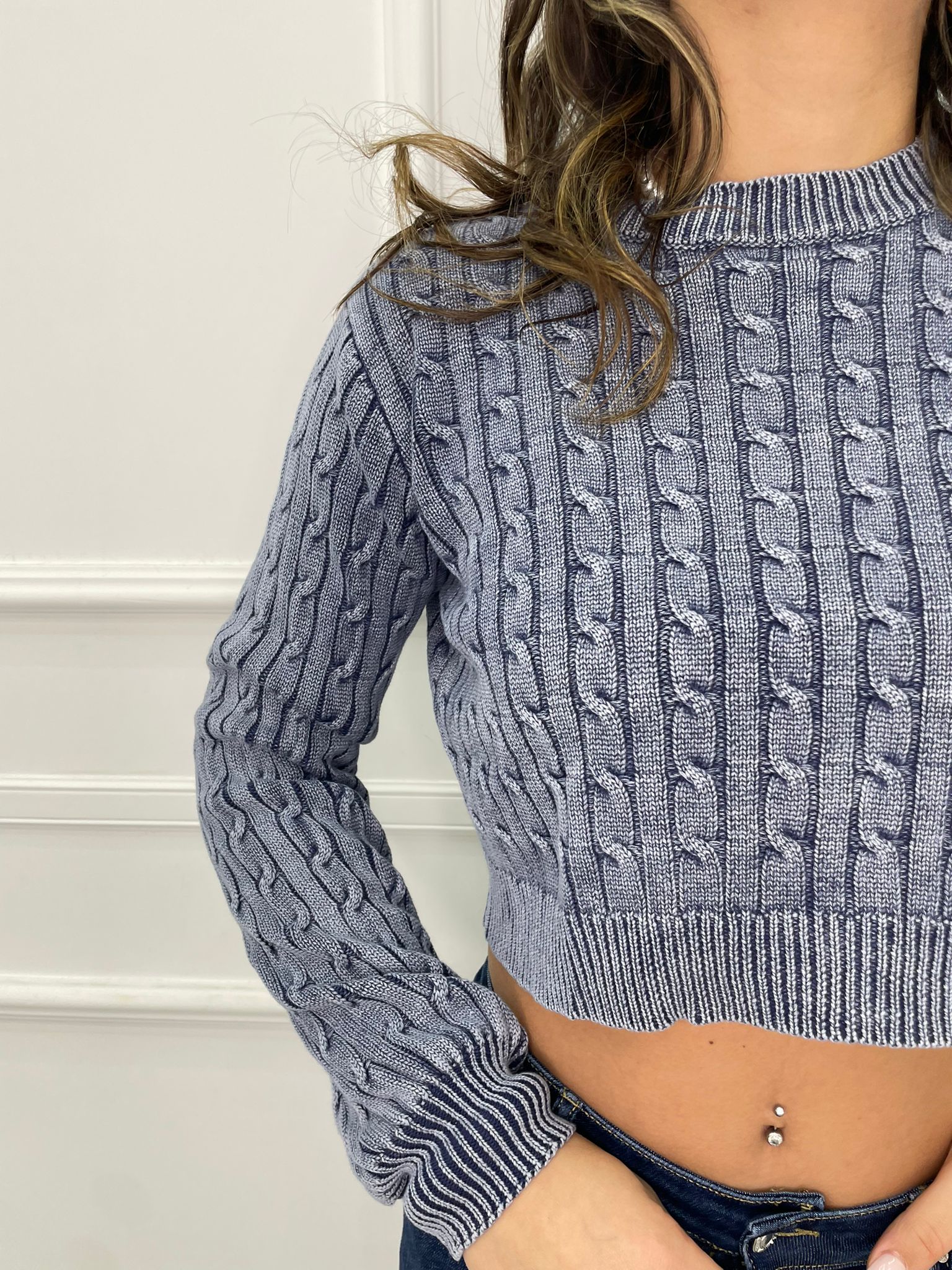 Maglioncino crop slavato giro collo - immagine 4