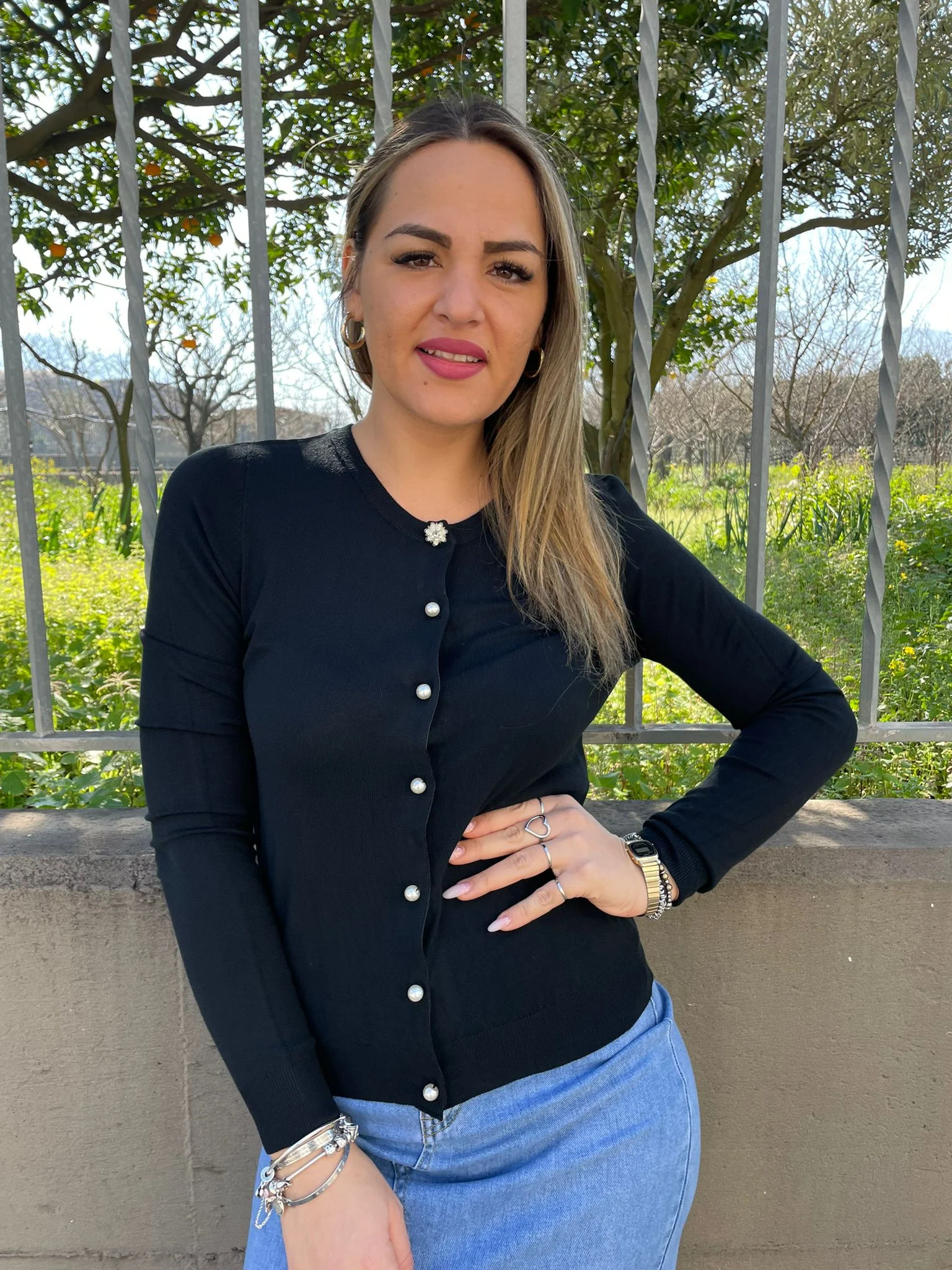 Cardigan in filo tinta unita con bottoni perla