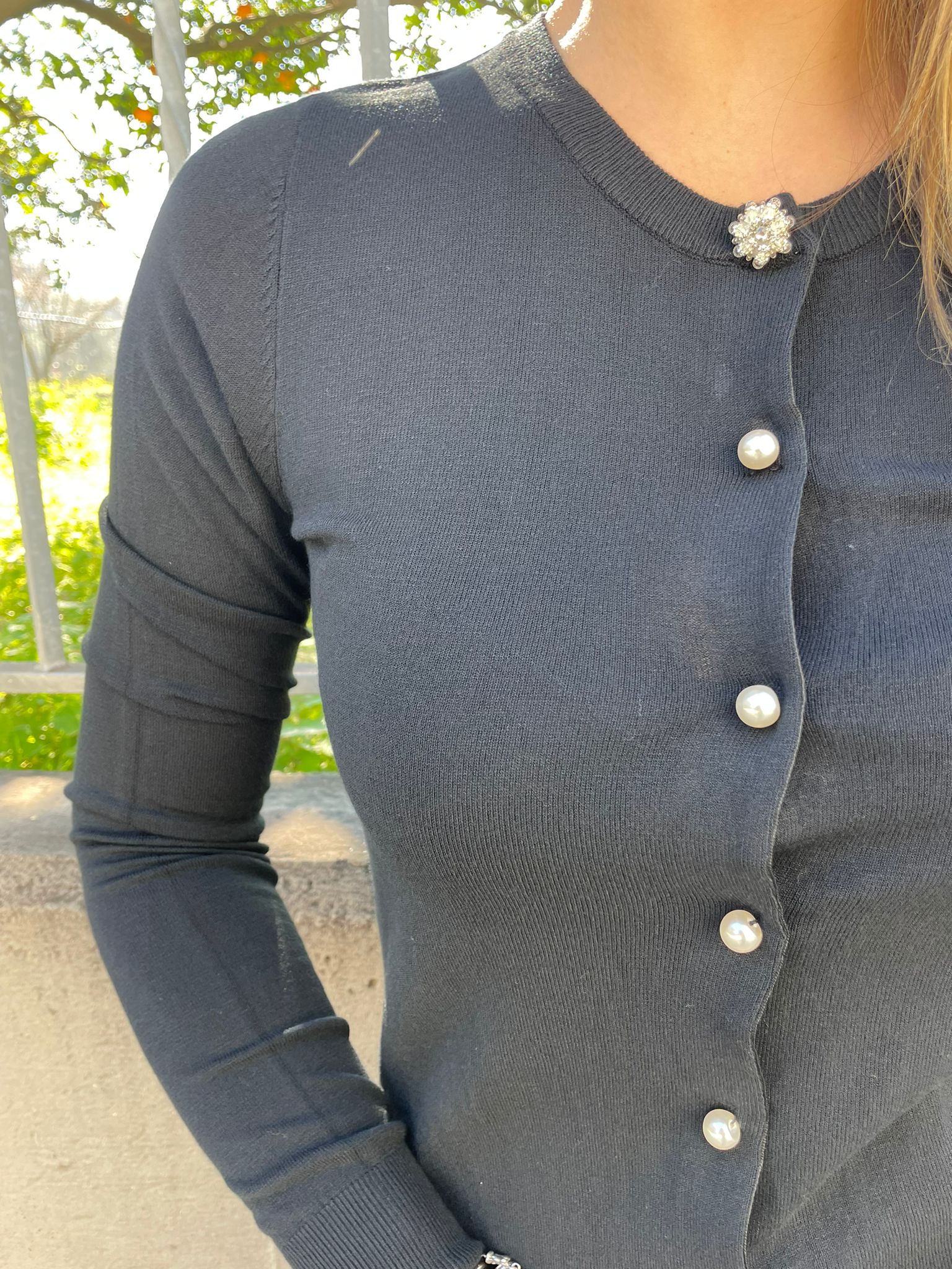 Cardigan in filo tinta unita con bottoni perla - immagine 4