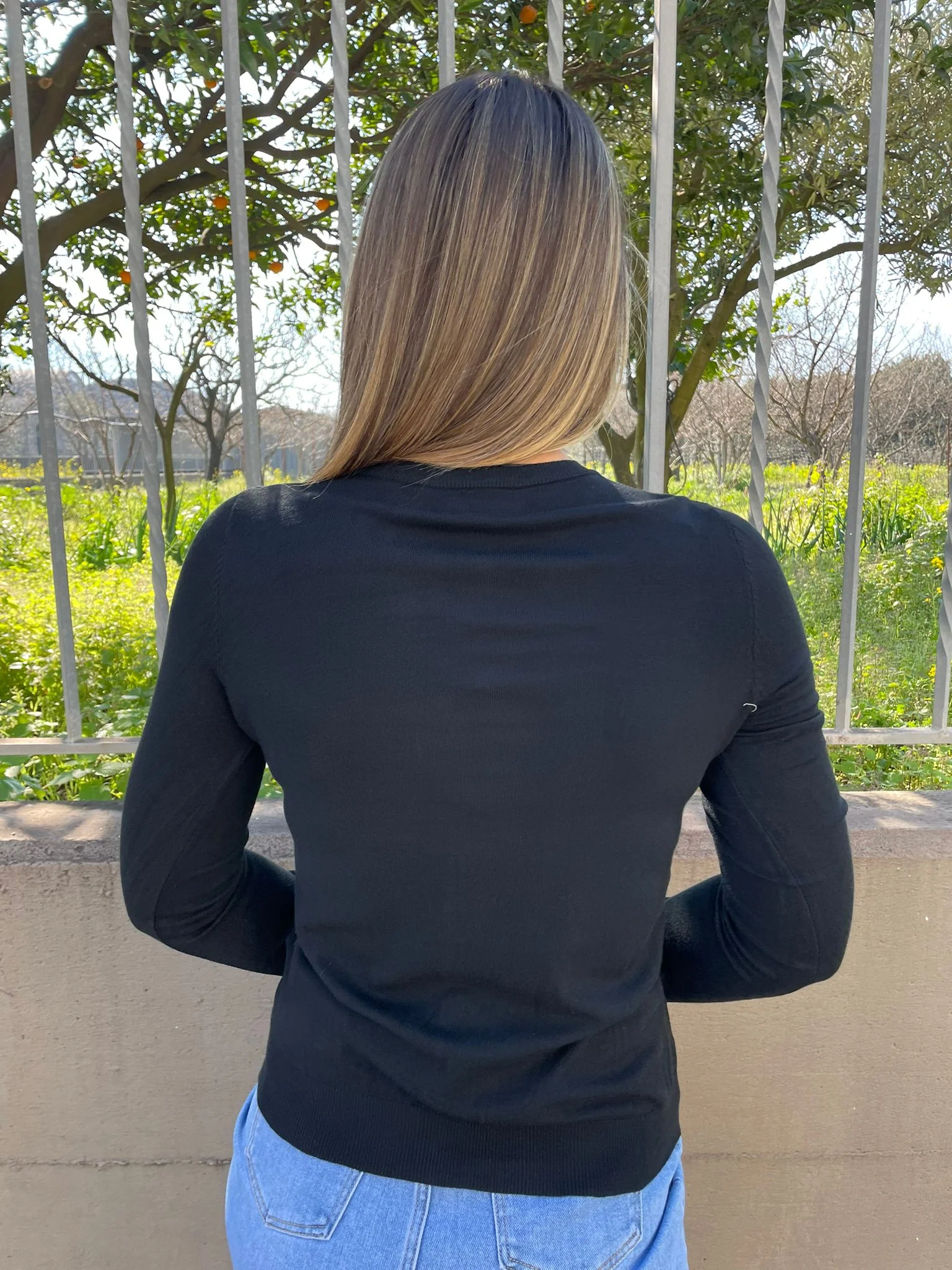 Cardigan in filo tinta unita con bottoni perla - immagine 3