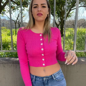 Cardigan in filo crop con bottoni gioiello