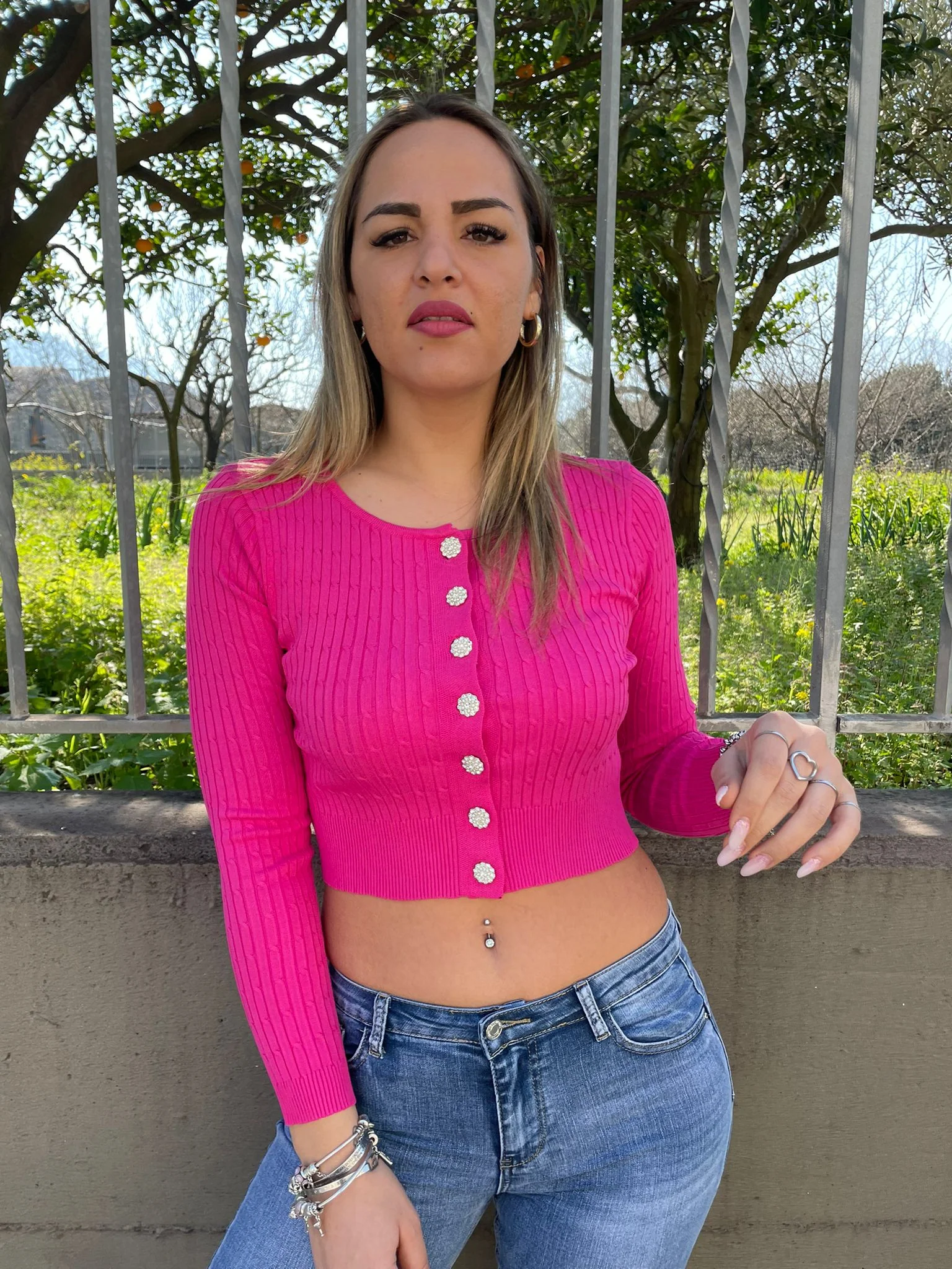 Cardigan in filo crop con bottoni gioiello