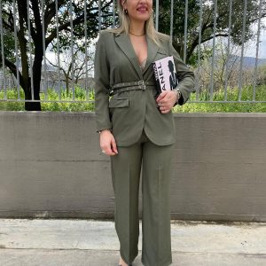 Tailleur tinta unita con giacca doppia cintura