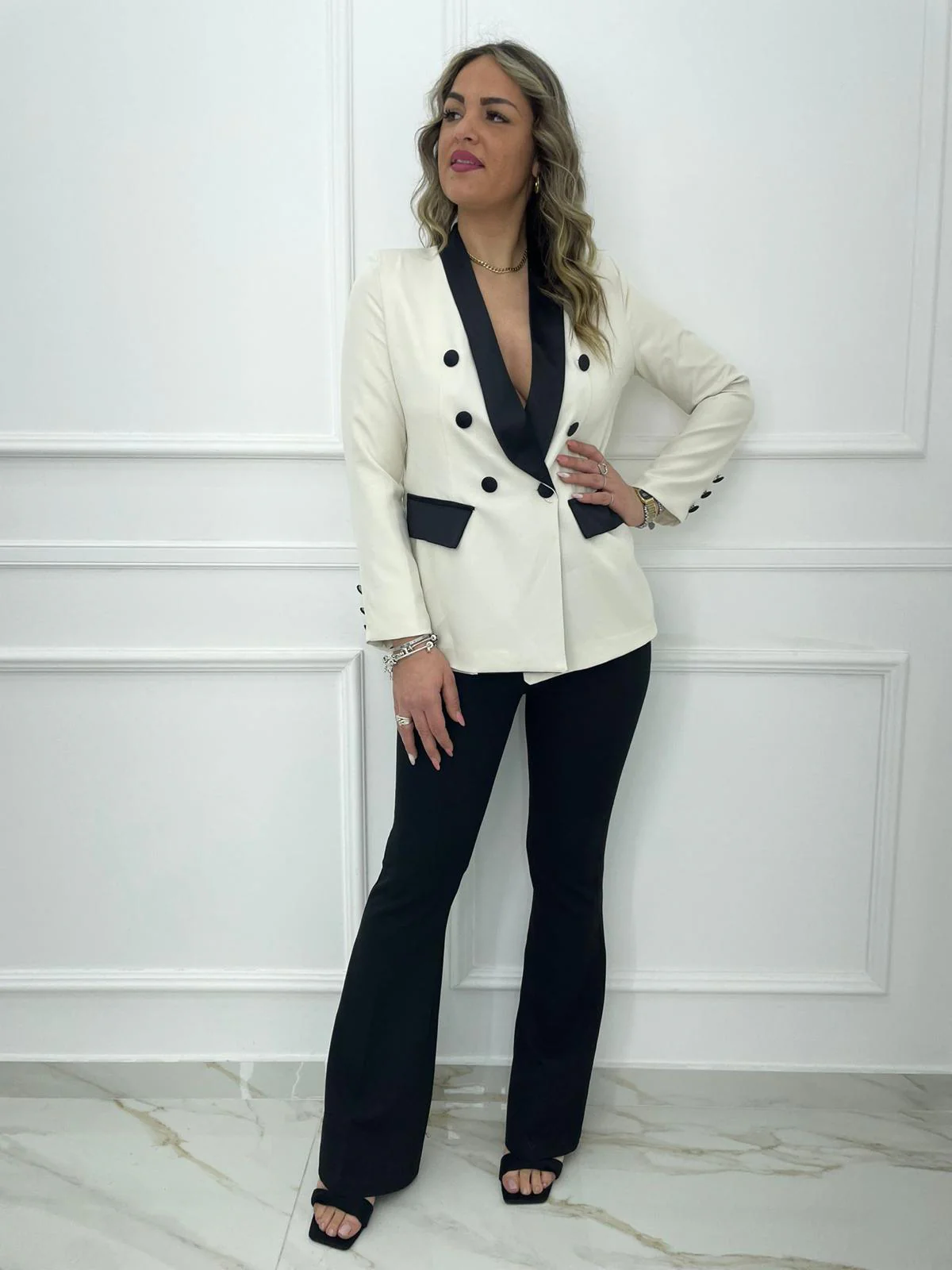 Tailleur con pantalone a zampa e giacca con rever in raso - immagine 6