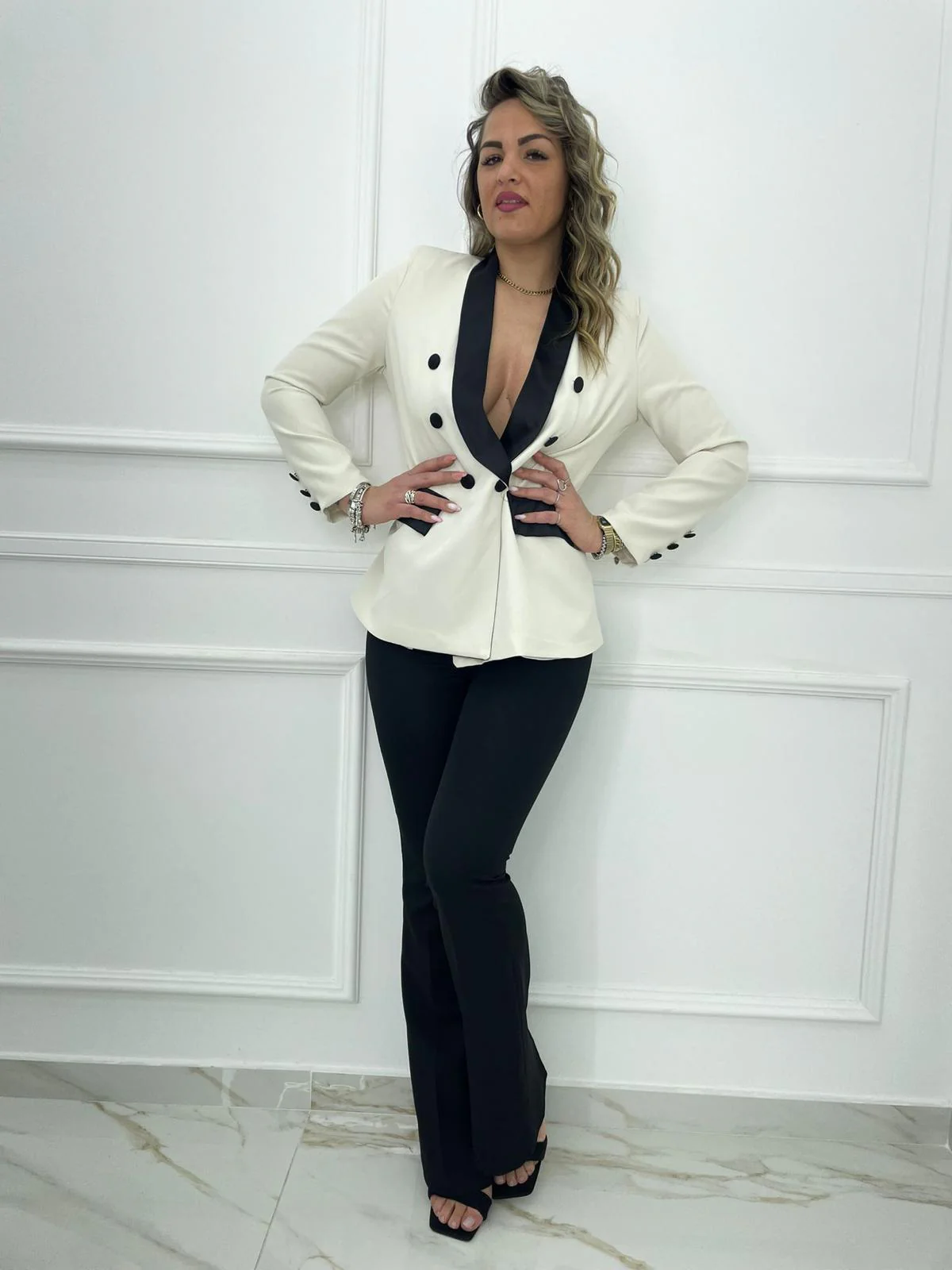 Tailleur con pantalone a zampa e giacca con rever in raso - immagine 7