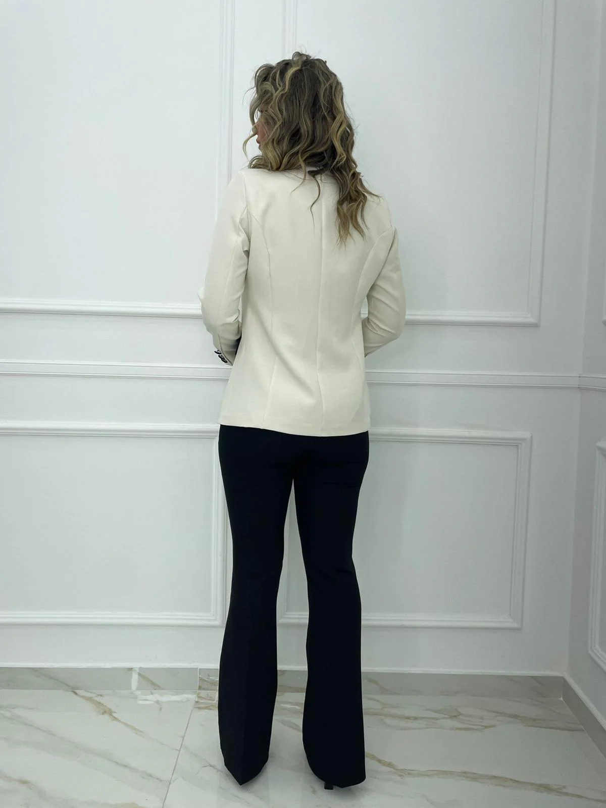 Tailleur con pantalone a zampa e giacca con rever in raso - immagine 8