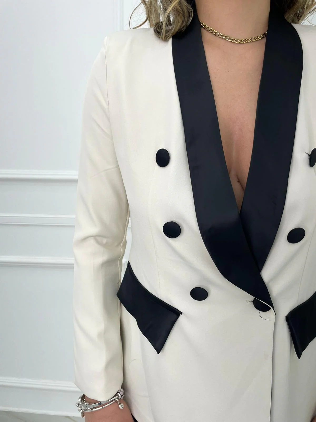 Tailleur con pantalone a zampa e giacca con rever in raso - immagine 9