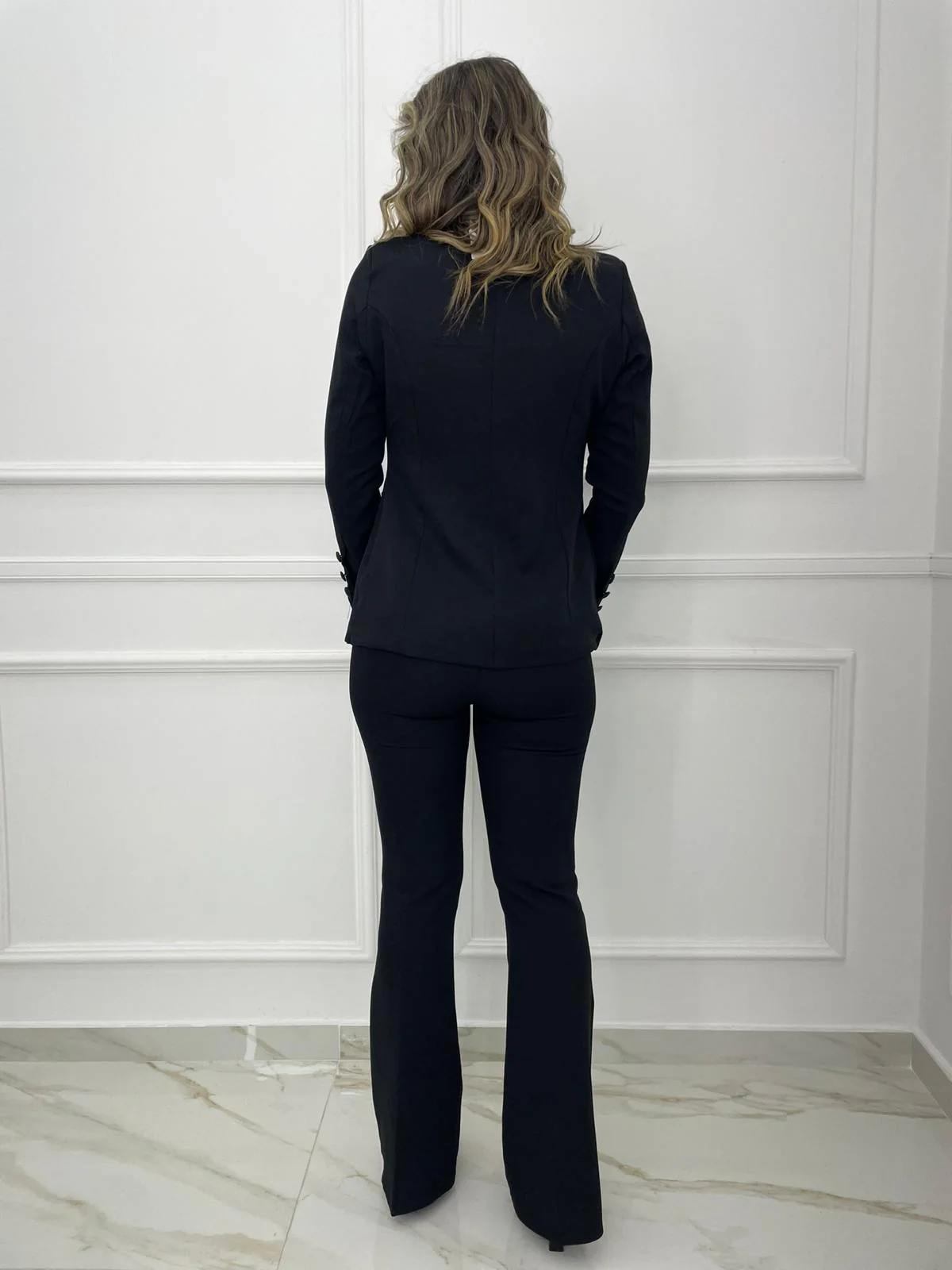 Tailleur con pantalone a zampa e giacca con rever in raso - immagine 4