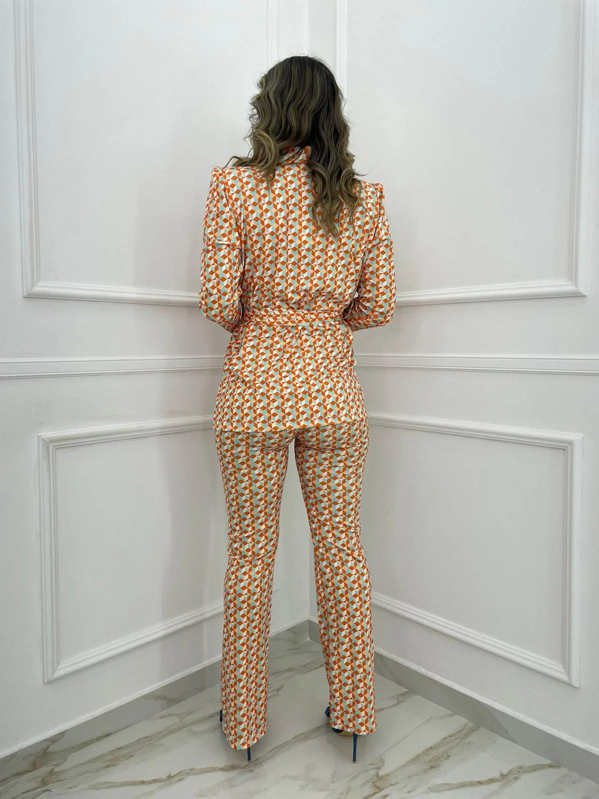 Tailleur fantasia colorata con pantalone a zampa - immagine 6