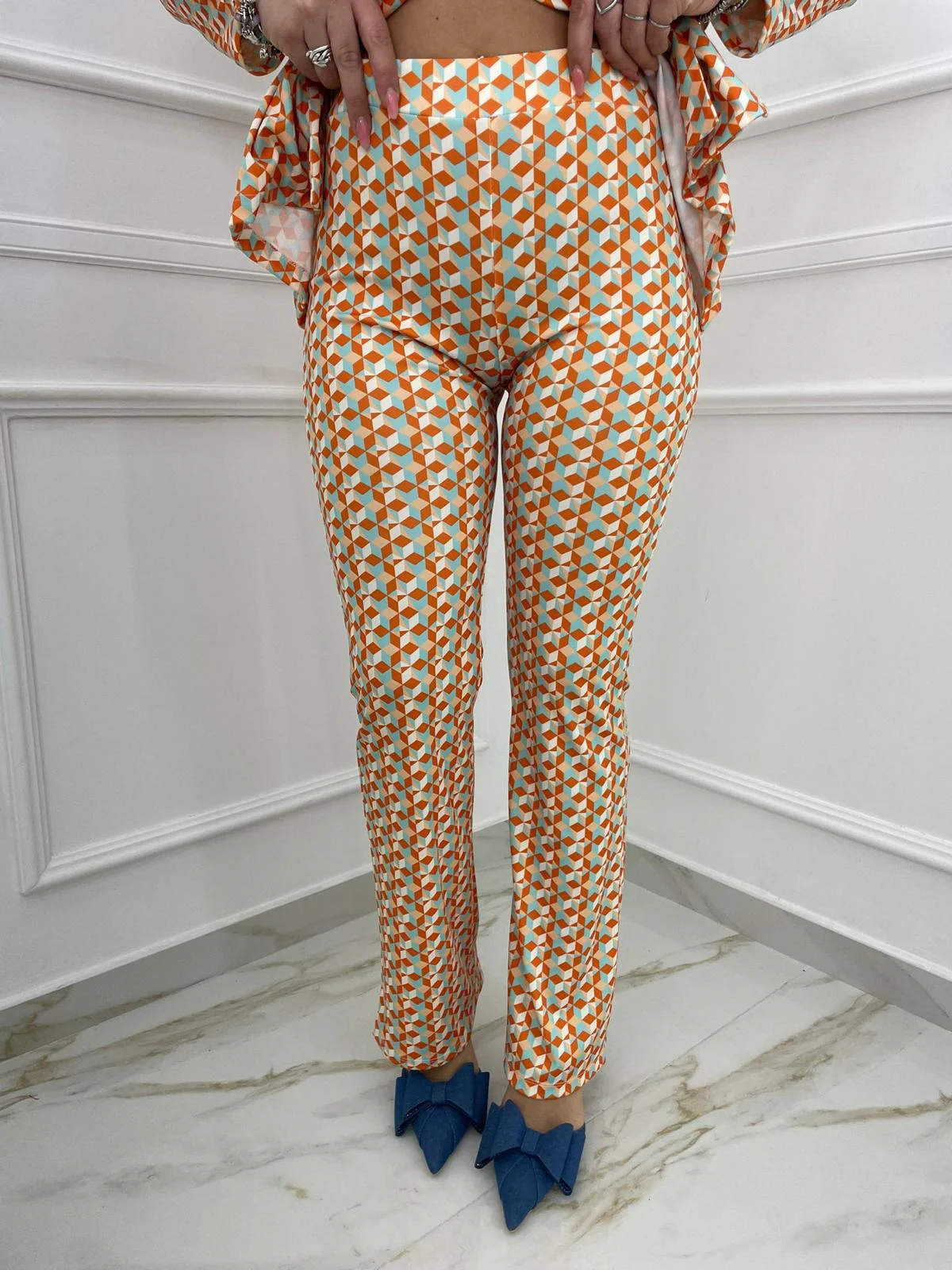 Tailleur fantasia colorata con pantalone a zampa - immagine 7